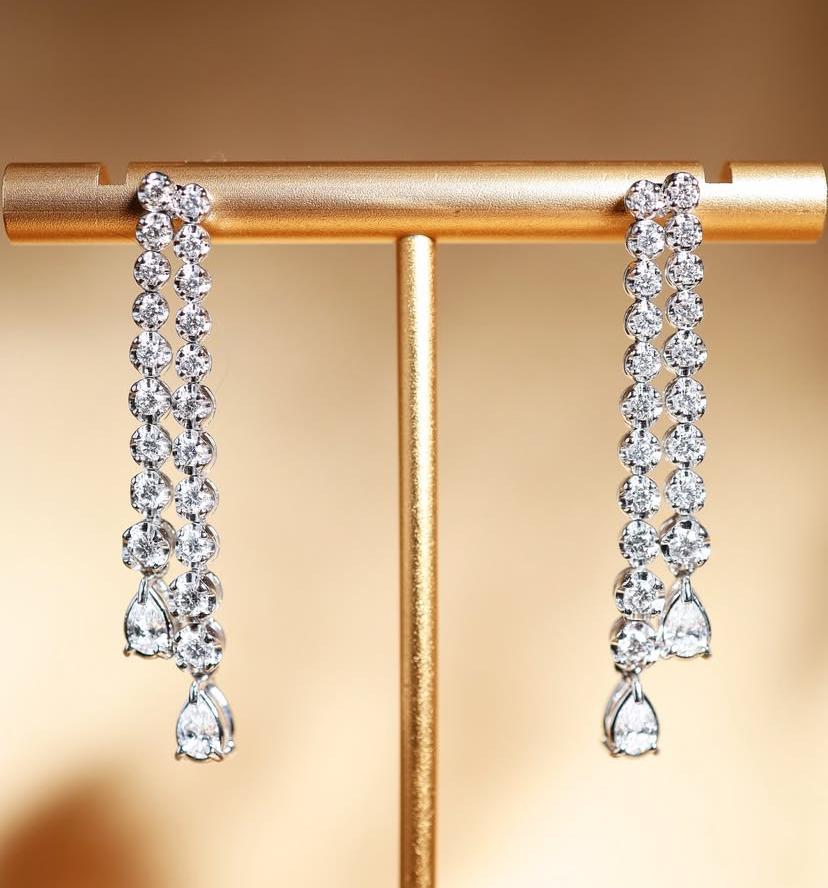 Orecchini in oro 18K con diamanti di forma mista da 2,30 carati in vendita 2