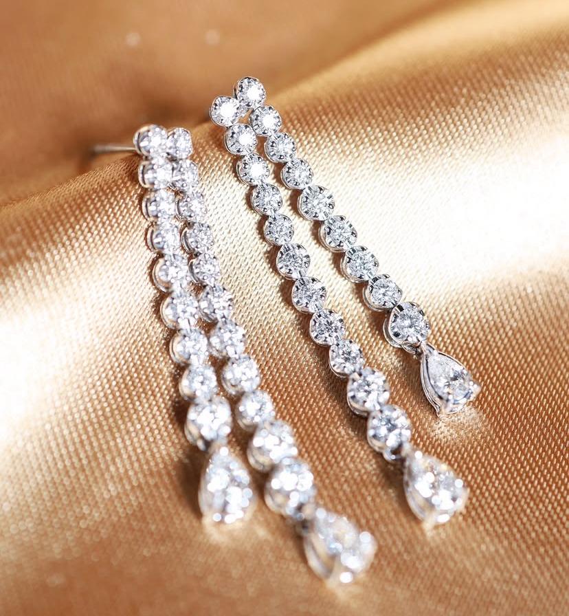 Orecchini in oro 18K con diamanti di forma mista da 2,30 carati in vendita 4