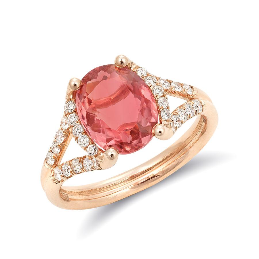 Cette bague exquise présente en son centre une tourmaline rose ovale de 2,30 carats, sertie dans un anneau en or rose 14 carats. Les teintes roses chaudes et accueillantes de la tourmaline s'harmonisent magnifiquement avec les tons romantiques de