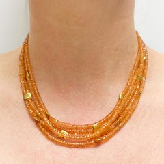 Collar de espesartita naranja de 230 quilates con láminas de oro