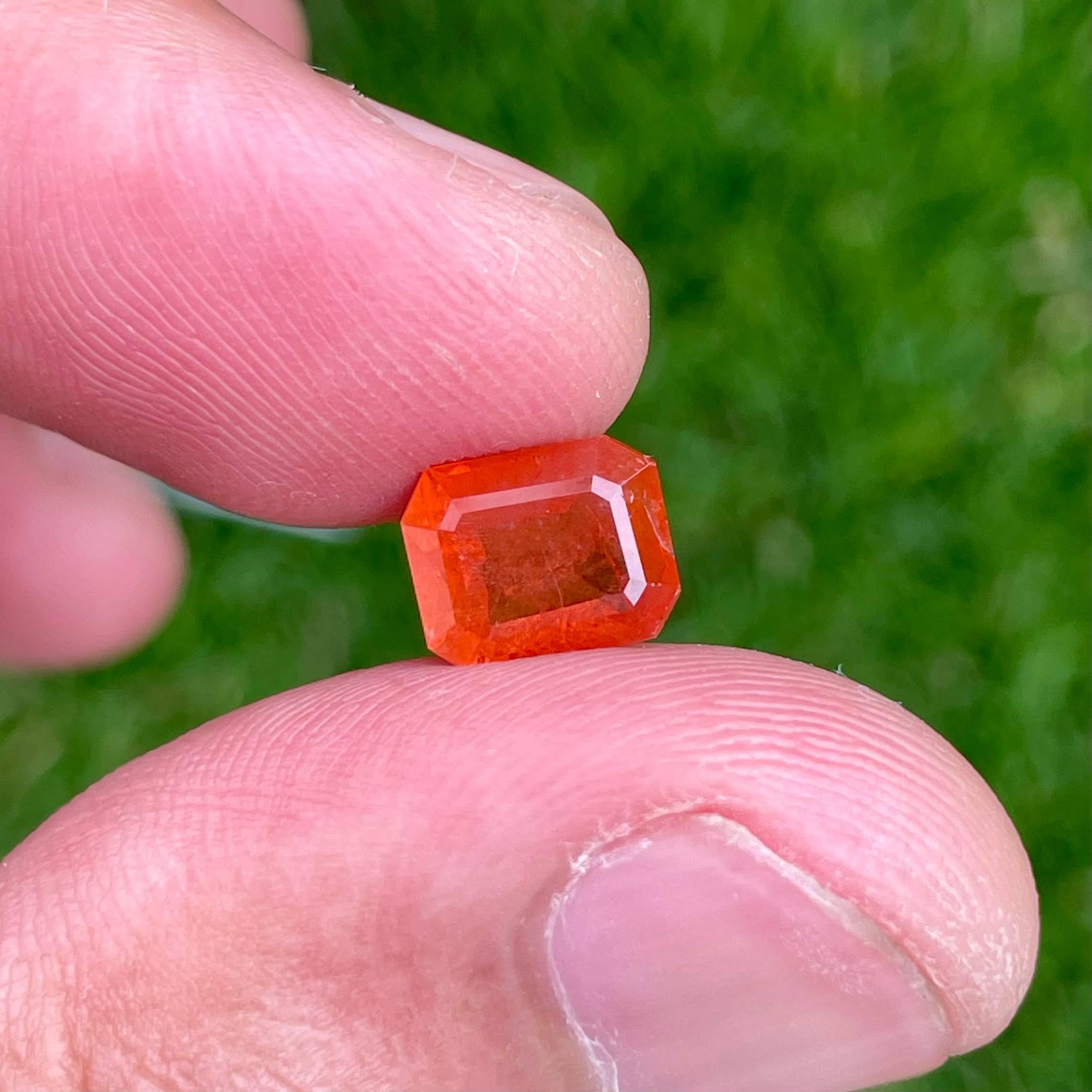 Gewicht 2,30 Karat 
Abmessungen 8,1x6,6x4,2 mm
Behandlung keine 
Herkunft Pakistan 
Klarheit SI
Form Achteck 
Smaragd schneiden 



Wir präsentieren einen außergewöhnlichen 2,30 Karat schweren, seltenen Triplit-Stein, der sorgfältig im