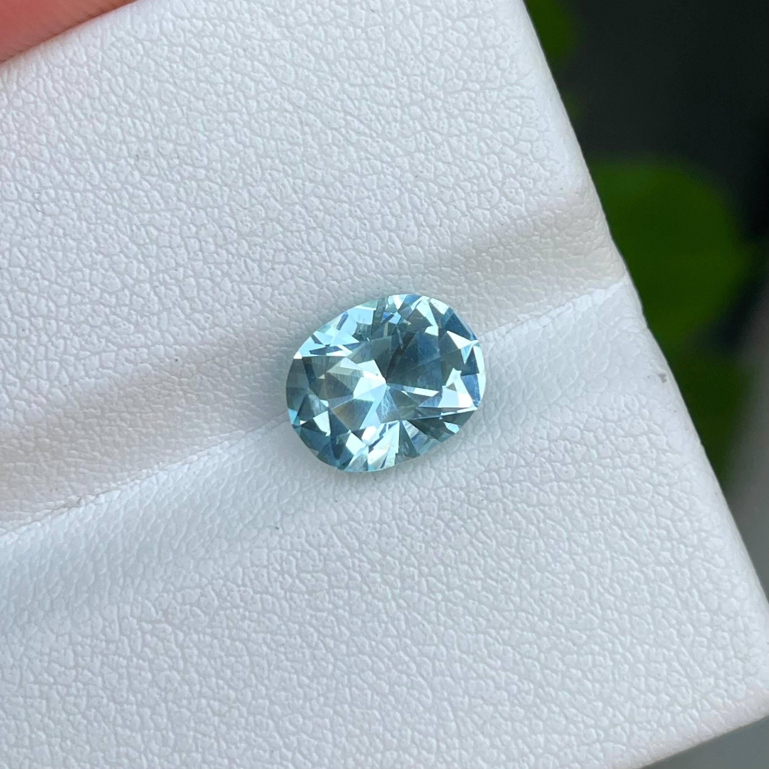 Modern 2.30 carats Sea-Blue Loose Aquamarine Oval Cut Natural Madagascar's Gemstone For Sale