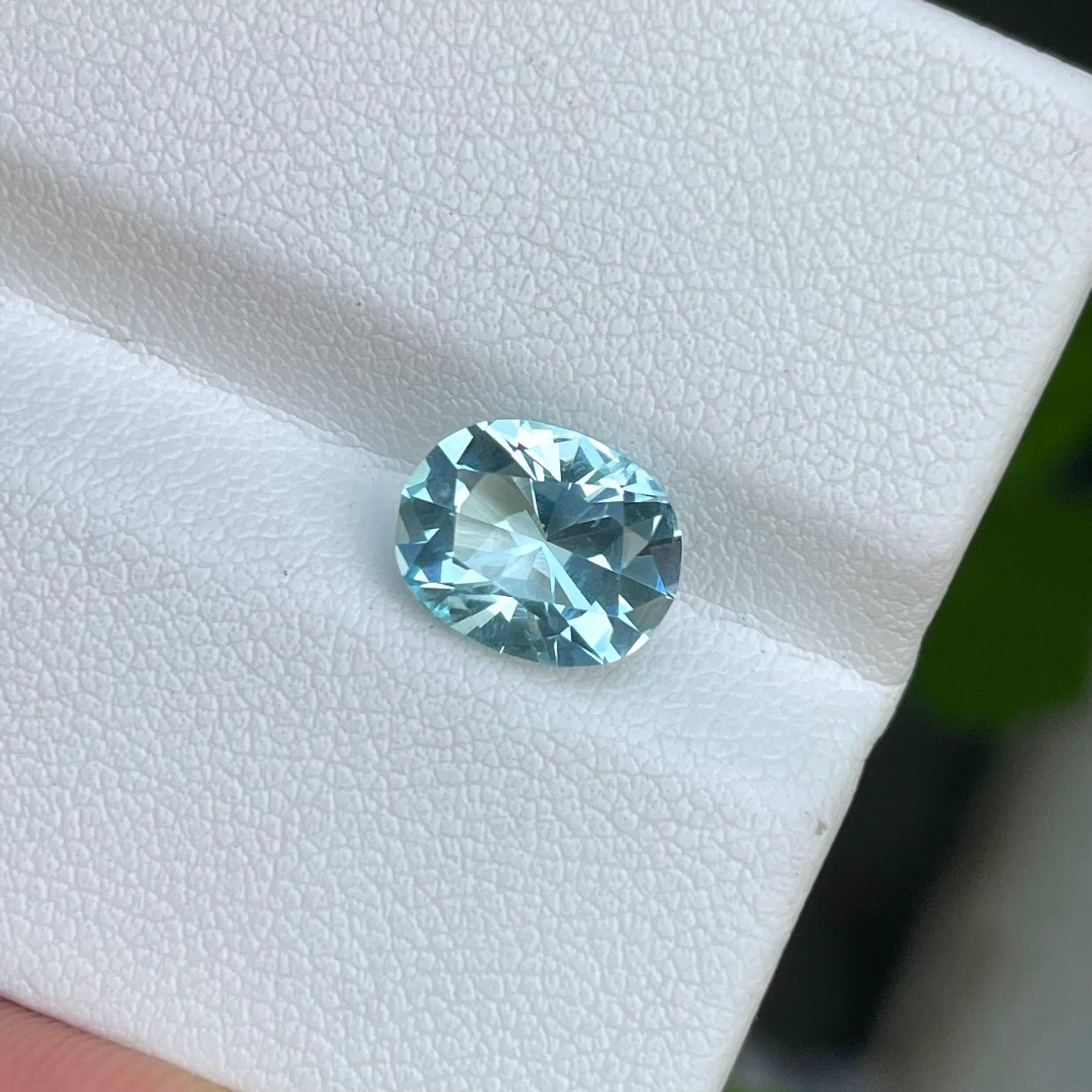2.30 carats Sea-Blue Loose Aquamarine Oval Cut Natural Madagascar's Gemstone In New Condition For Sale In Bangkok, TH