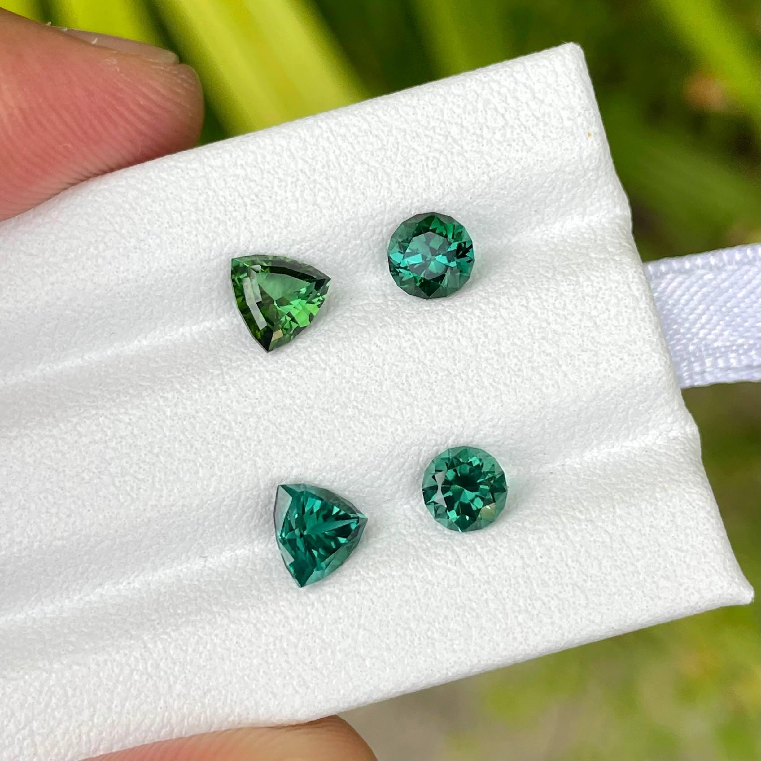 Peso 2,30 carati
Dimensioni Taglio Trillion: 5,6x5,6x 3,5& (4 mm) mm
Dimensioni Taglio rotondo: 4,6& (4,9) x3,5 mm
Trattamento nessuno 
Occhi chiari e puliti 
Origine Afghanistan 



Questo splendido set di orecchini presenta una splendida