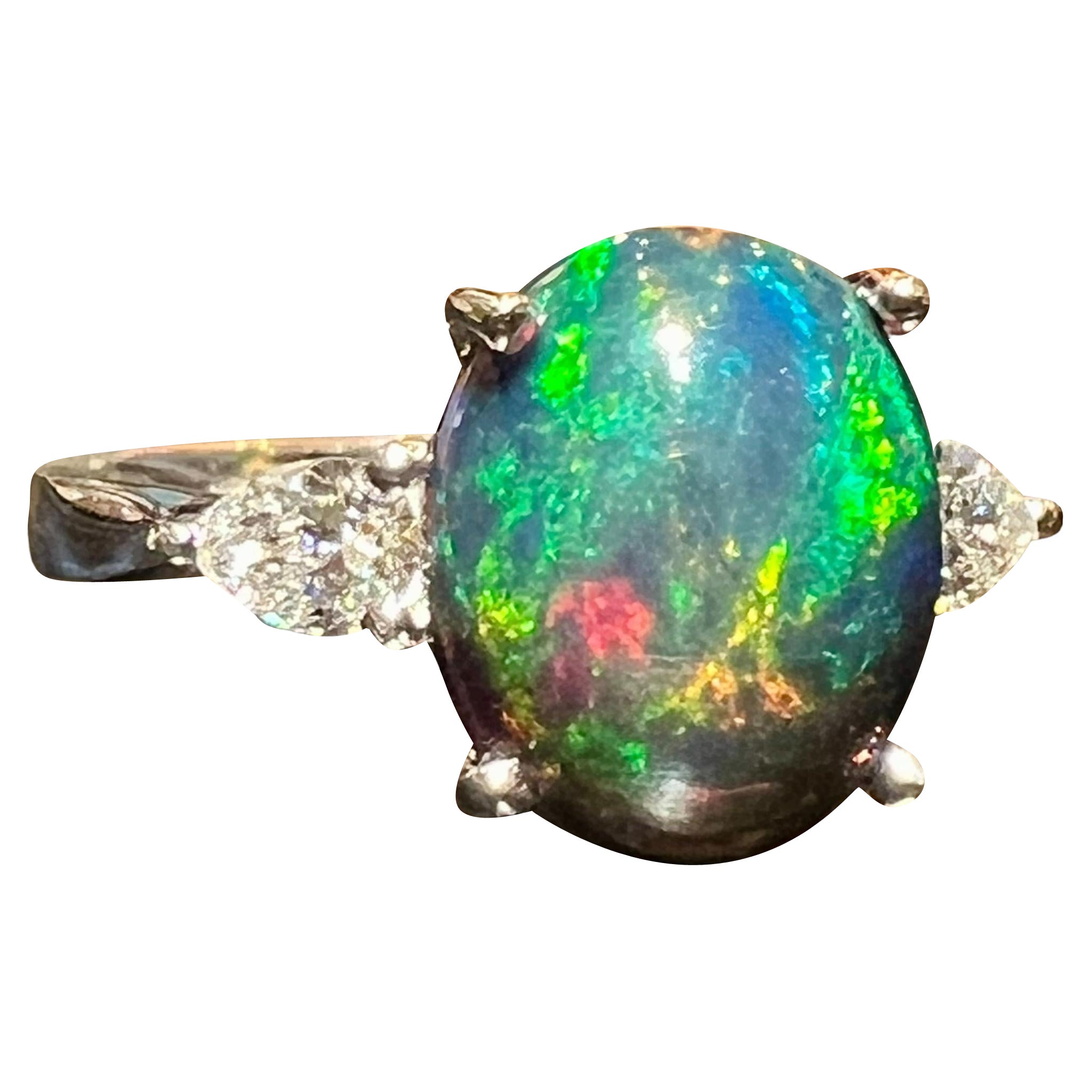 Bague en or blanc 18 carats avec cabochon d'opale noire de 2,30 ct et accents en diamant poire