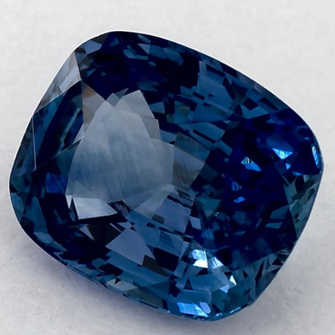 Este zafiro azul natural ofrece elegancia y sofisticación. Con su rica saturación de color y su corte preciso, es la pieza central perfecta para un anillo de compromiso o un diseño de joyería de lujo.

Este zafiro procede de Sri Lanka (Ceilán),
