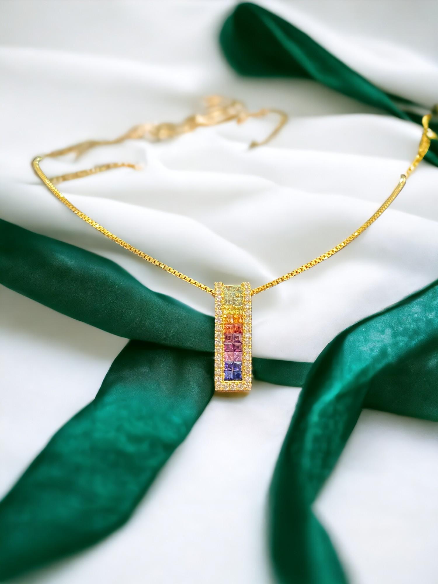 Embrassez l'élégance et répandez la joie avec ce collier pendentif unisexe en or jaune 18 carats orné d'un diamant de 0,60 carat et d'un saphir princesse de 1,70 carat, garantissant un éclat parfait !

Spécifications : 

Poids du diamant : 0,60