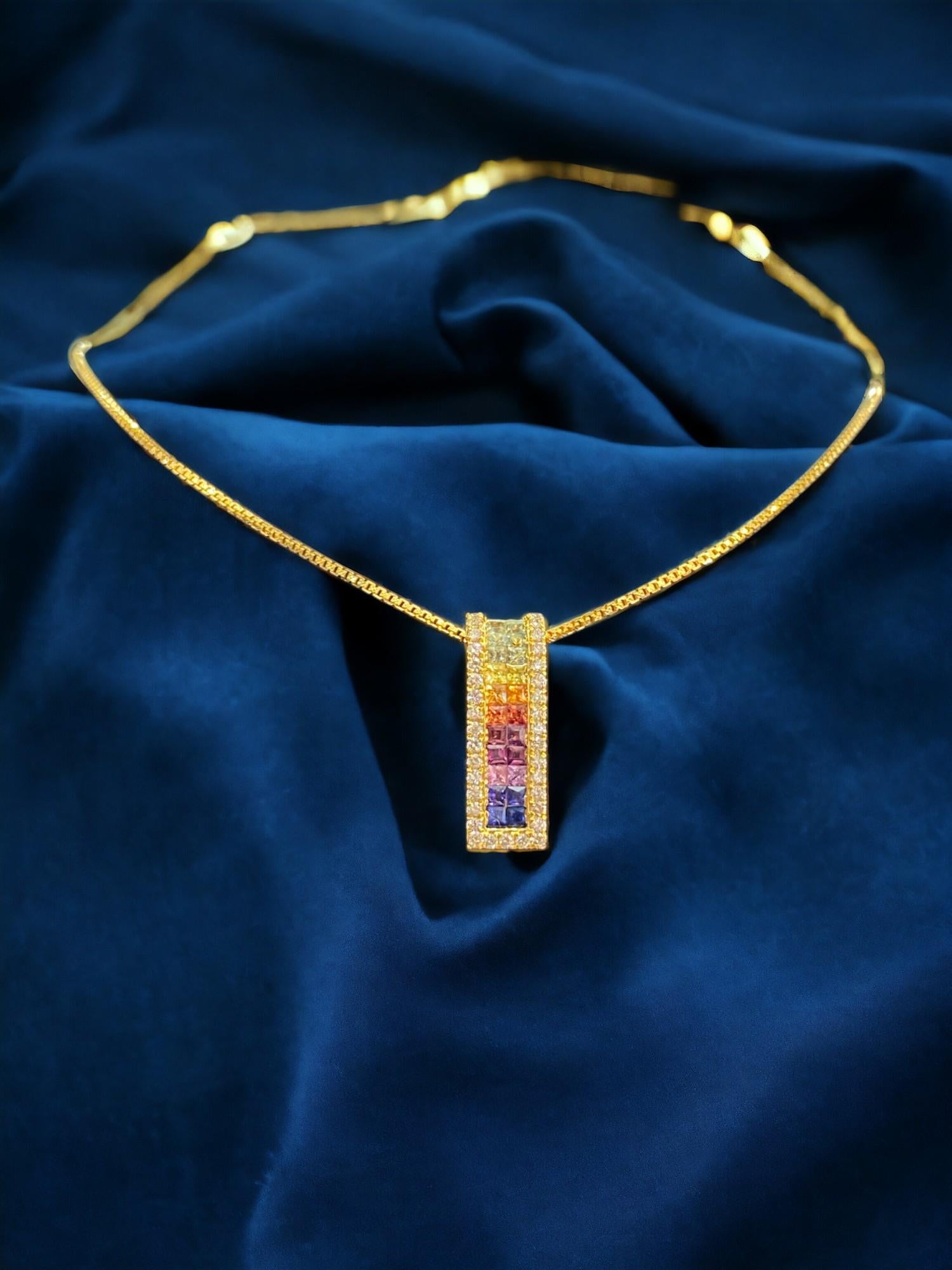 Contemporain Collier Rainbow unisexe en or jaune 18 carats F/VS1 avec diamants ronds et saphirs 2,30 carats en vente