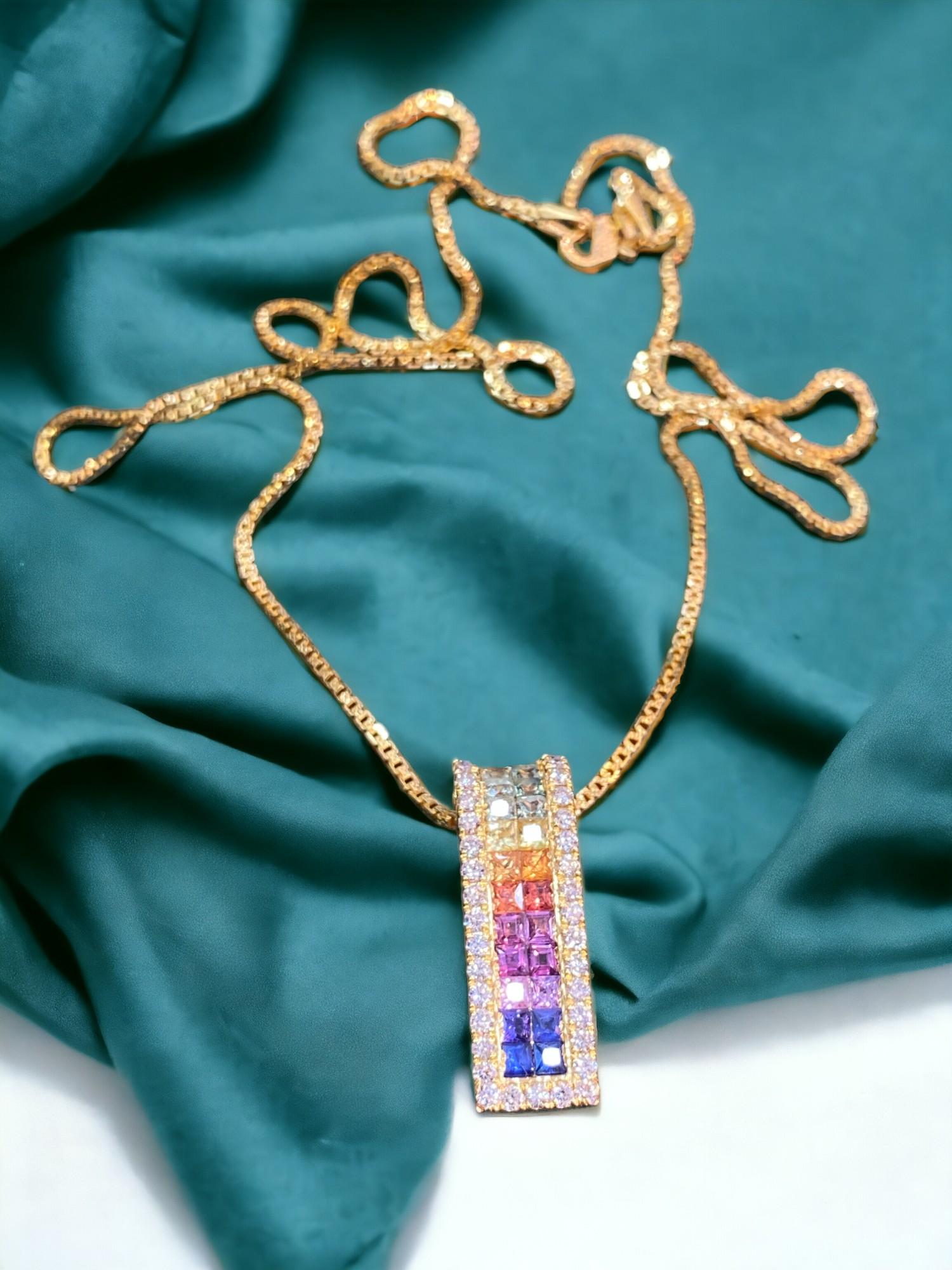 Taille ronde Collier Rainbow unisexe en or jaune 18 carats F/VS1 avec diamants ronds et saphirs 2,30 carats en vente