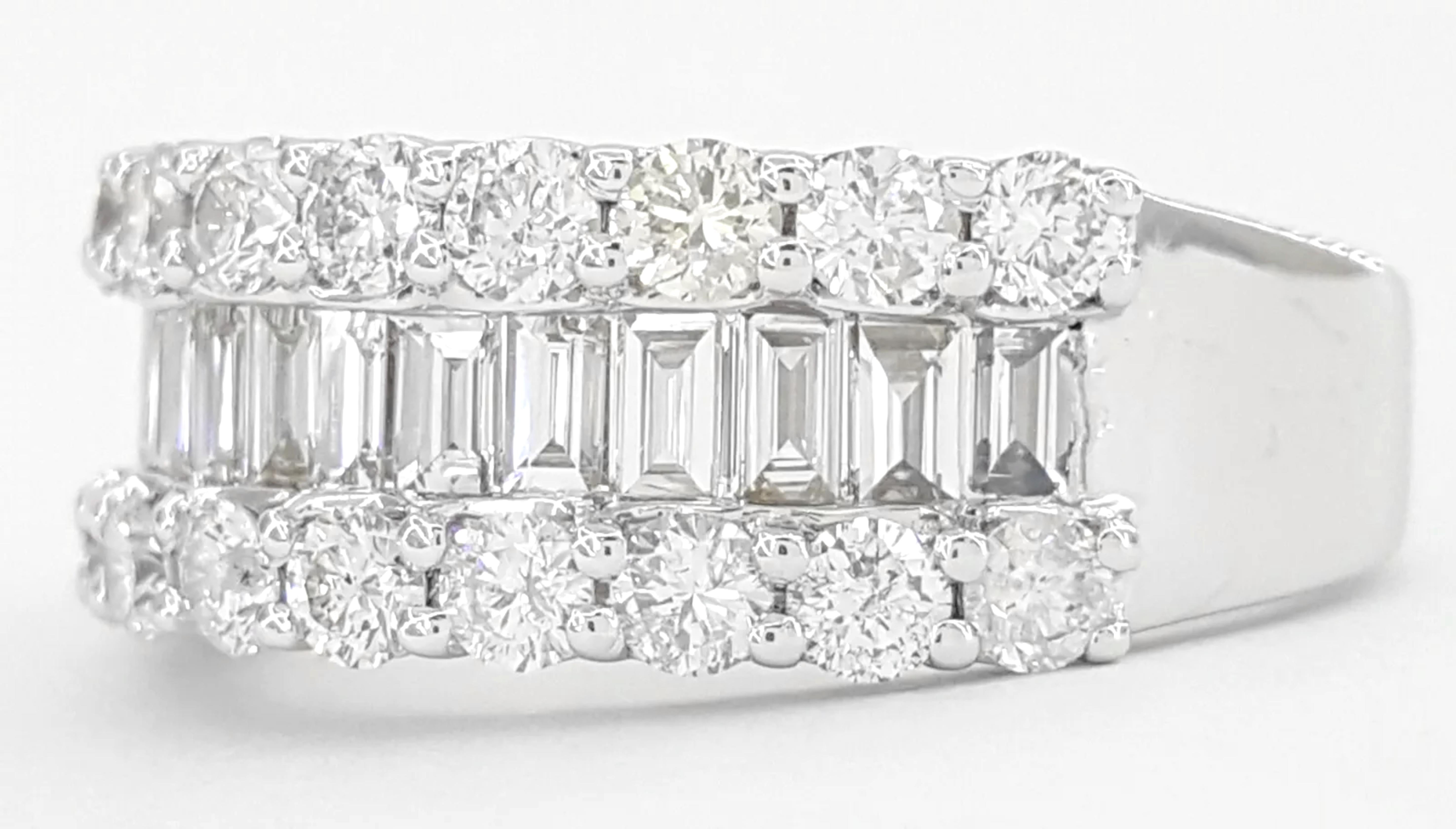 Contemporain Alliance en or blanc 18 carats avec diamant taille émeraude 2.30 en vente