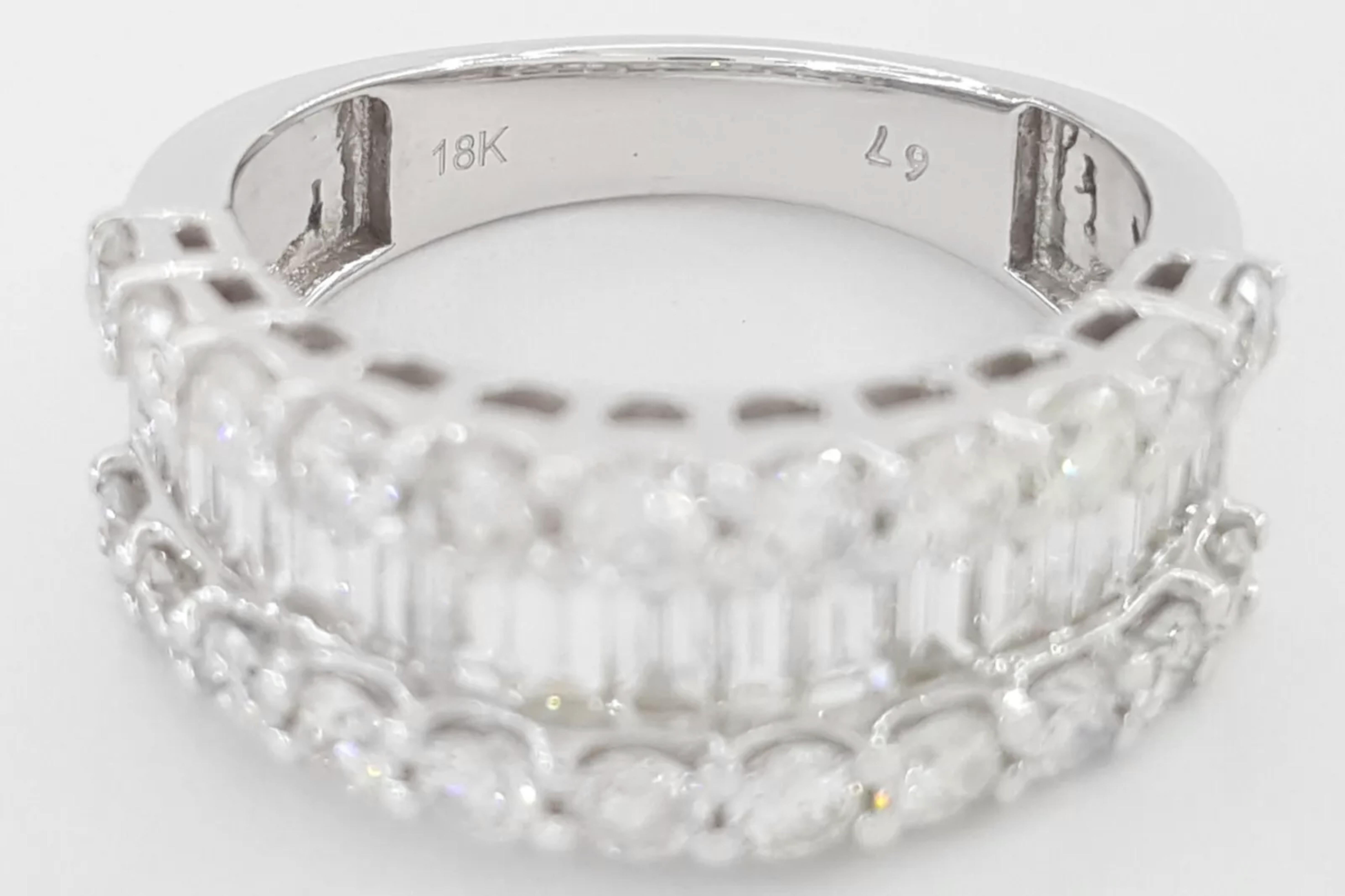 Taille émeraude Alliance en or blanc 18 carats avec diamant taille émeraude 2.30 en vente