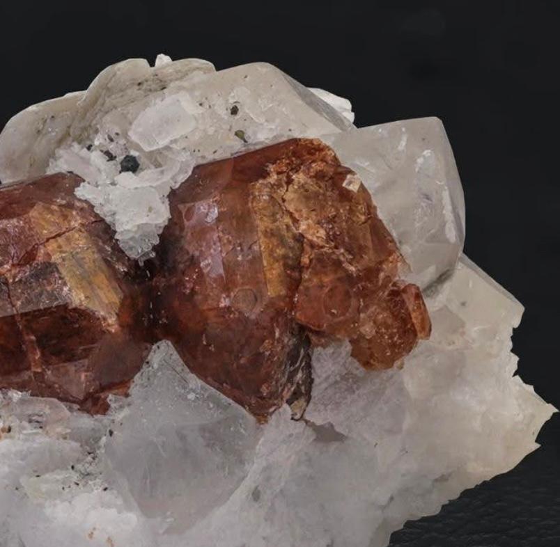 230 Grams Vibrant Red Hassonite Garnet Crystals On Quartz From Pakistan In Good Condition For Sale In Peshawar, PK