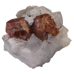 230 grammi di cristalli di granato di hassonite rosso vibrante su quarzo dal Pakistan