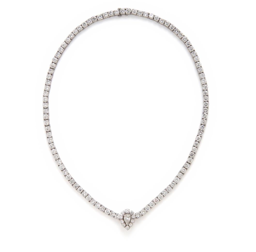 Questa splendida collana di diamanti vanta 105 diamanti rotondi taglio brillante e un diamante centrale a forma di pera per un peso totale di circa 23,00 carati. Montata in platino, questa collana ti stupirà sicuramente!

Lunghezza totale: 15,5
