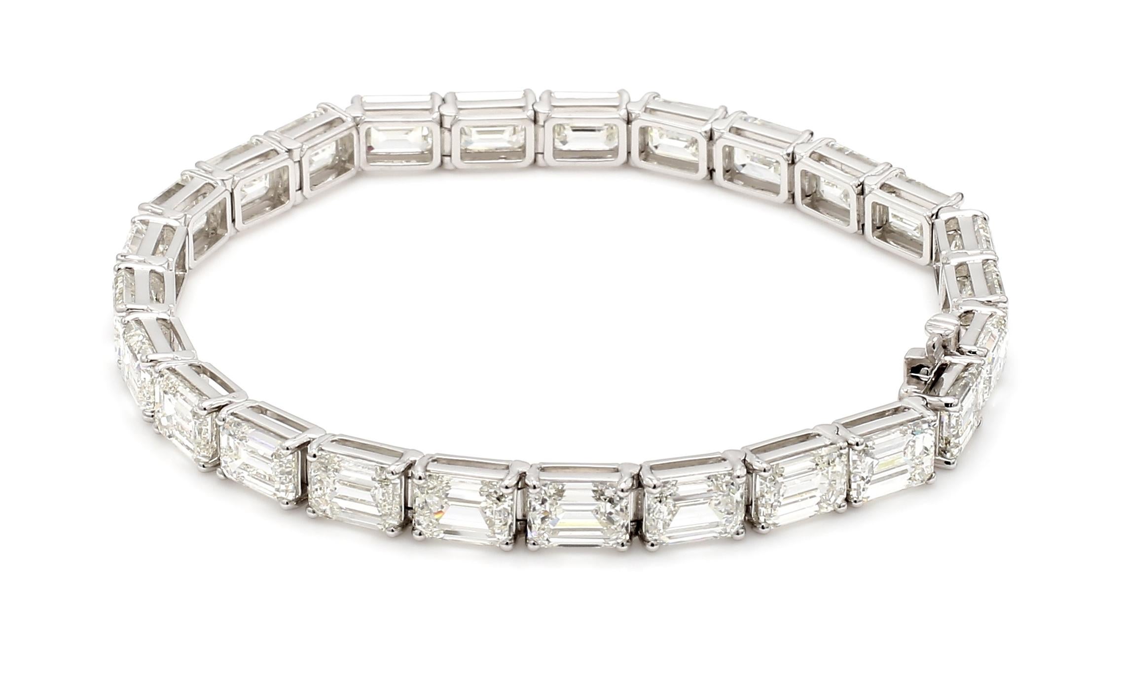 Must have Classis Tennis Armband ist mit 23,02 Karat von 25 Emerald Cuts Steine gemacht  H-I / VS-VVS in Platin, die ausgezeichnet sind jeder Stein ist 0,92 Karat Hand wählen Sie von unserem Haus GIA Gemologist und von unserem Master-Schmuck stolz