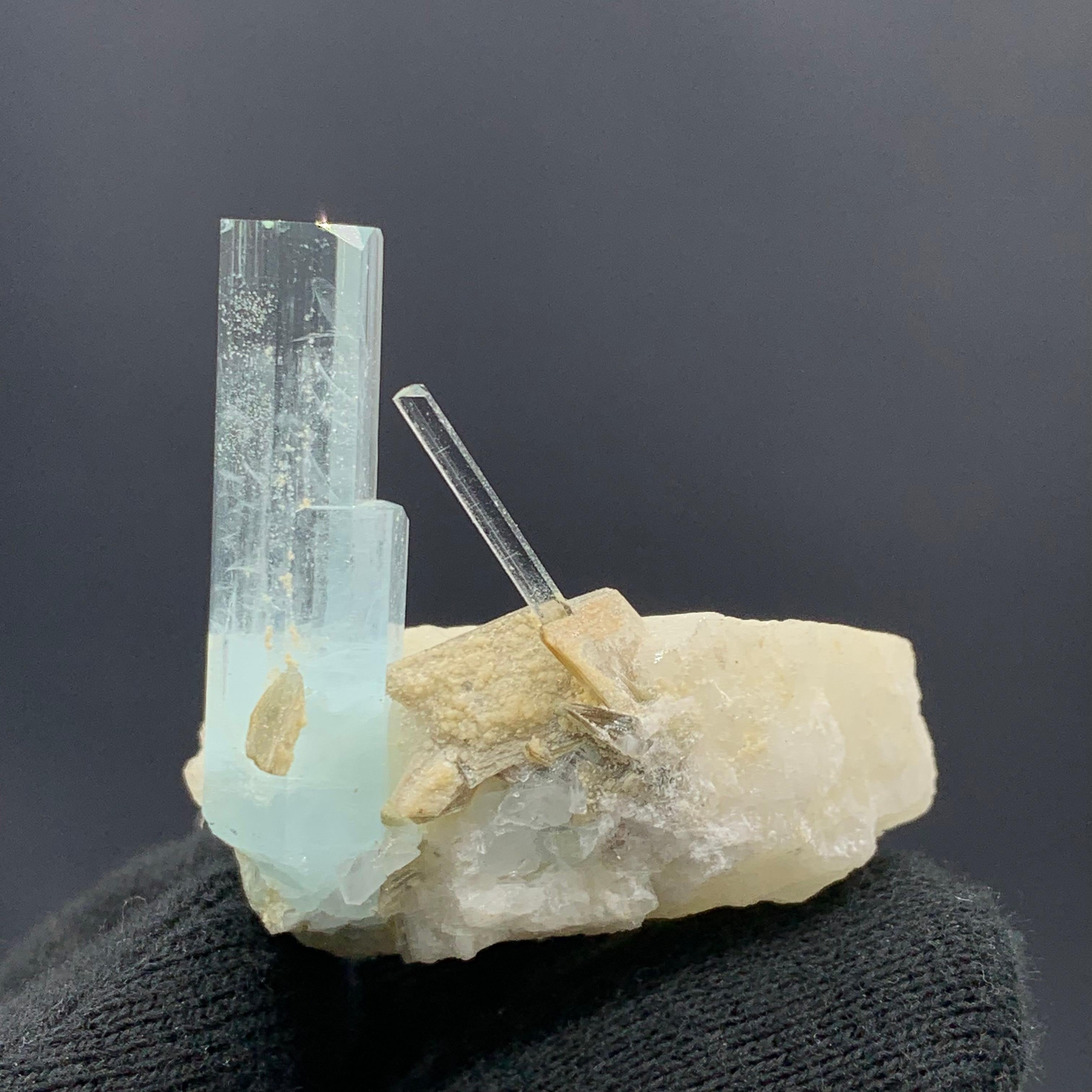 Cristal de roche Splendide aigue-marine allongée de 23,02 grammes sur Feldspar de Skardu, Pakistan  en vente