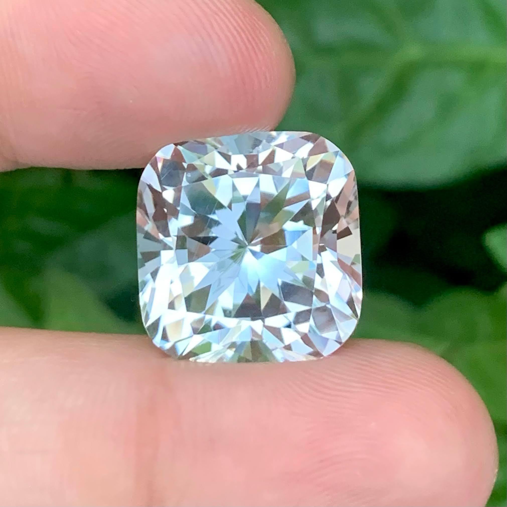 Gewicht 23,05 
Abmessungen 18,0x17,2x12,0mm
Behandlung Keine 
Herkunft Pakistan 
Klarheit Loup Clean 
Formschnitt Kissen Präzision 





Dieser 23,05 Karat schwere, natürliche, facettierte Quarz aus Pakistan zeichnet sich durch einen exquisiten,