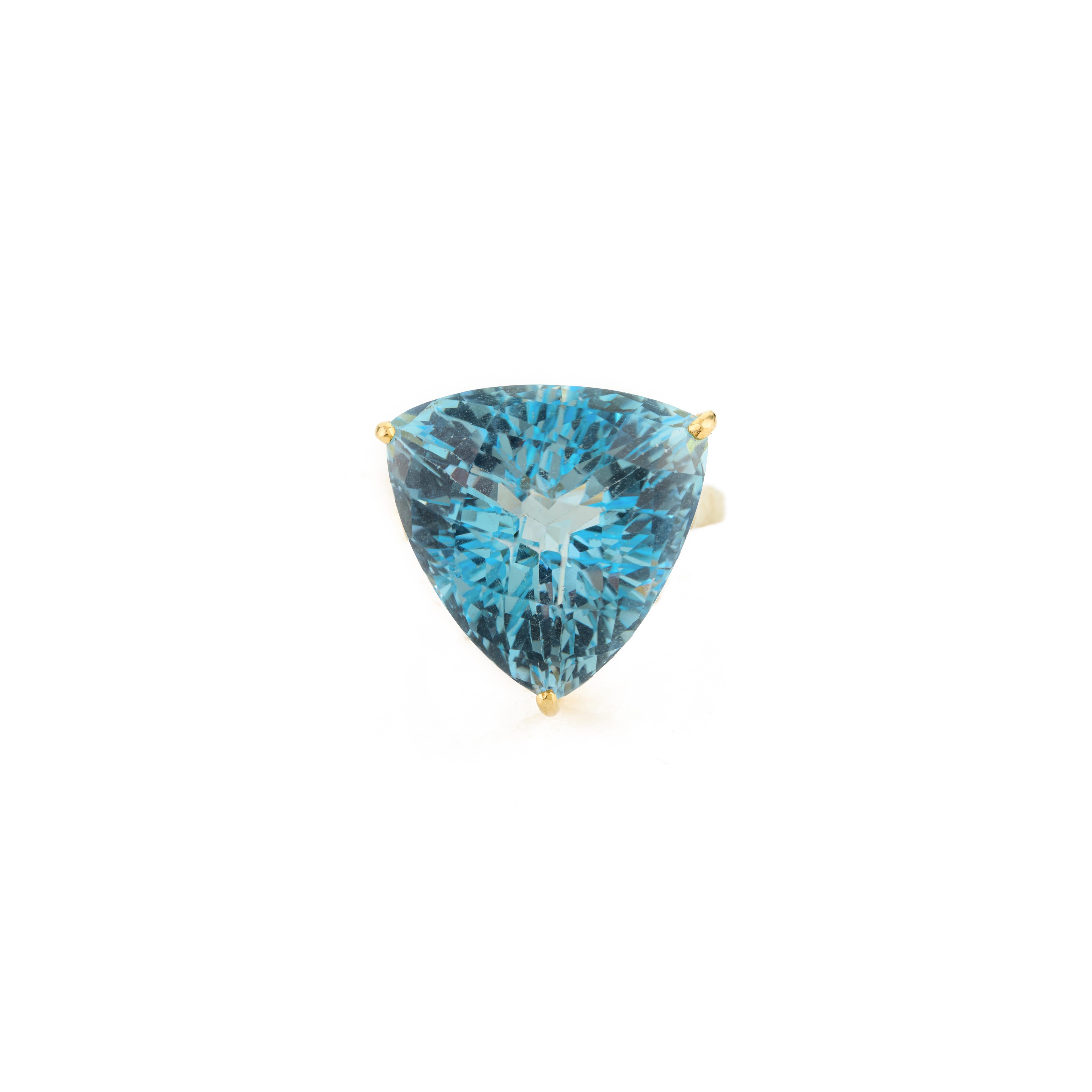En vente :  Bague cocktail royale pour mère en or jaune 18 carats avec topaze bleue trillion de 23,08 carats 3