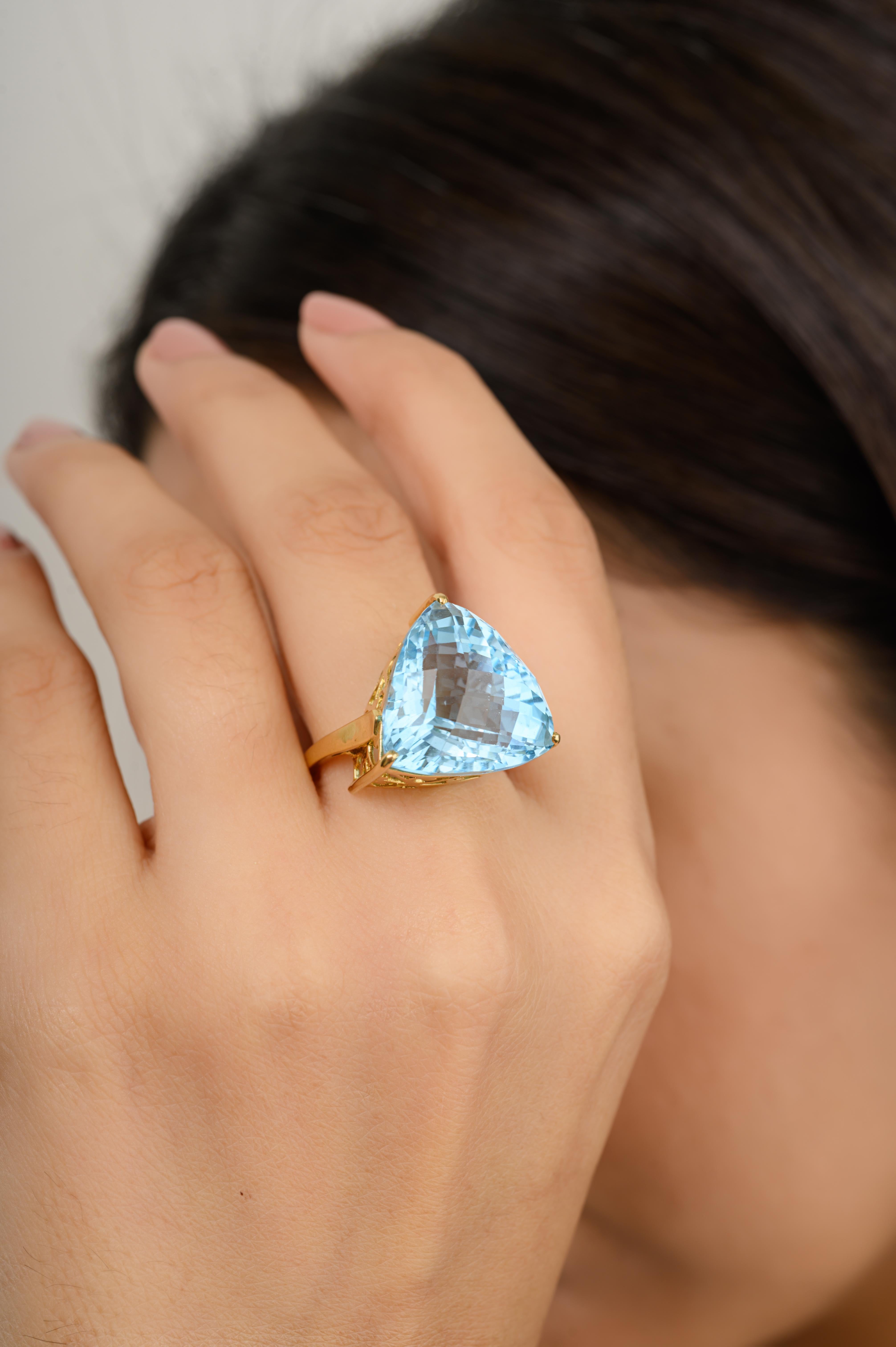 En vente :  Bague cocktail royale pour mère en or jaune 18 carats avec topaze bleue trillion de 23,08 carats 4