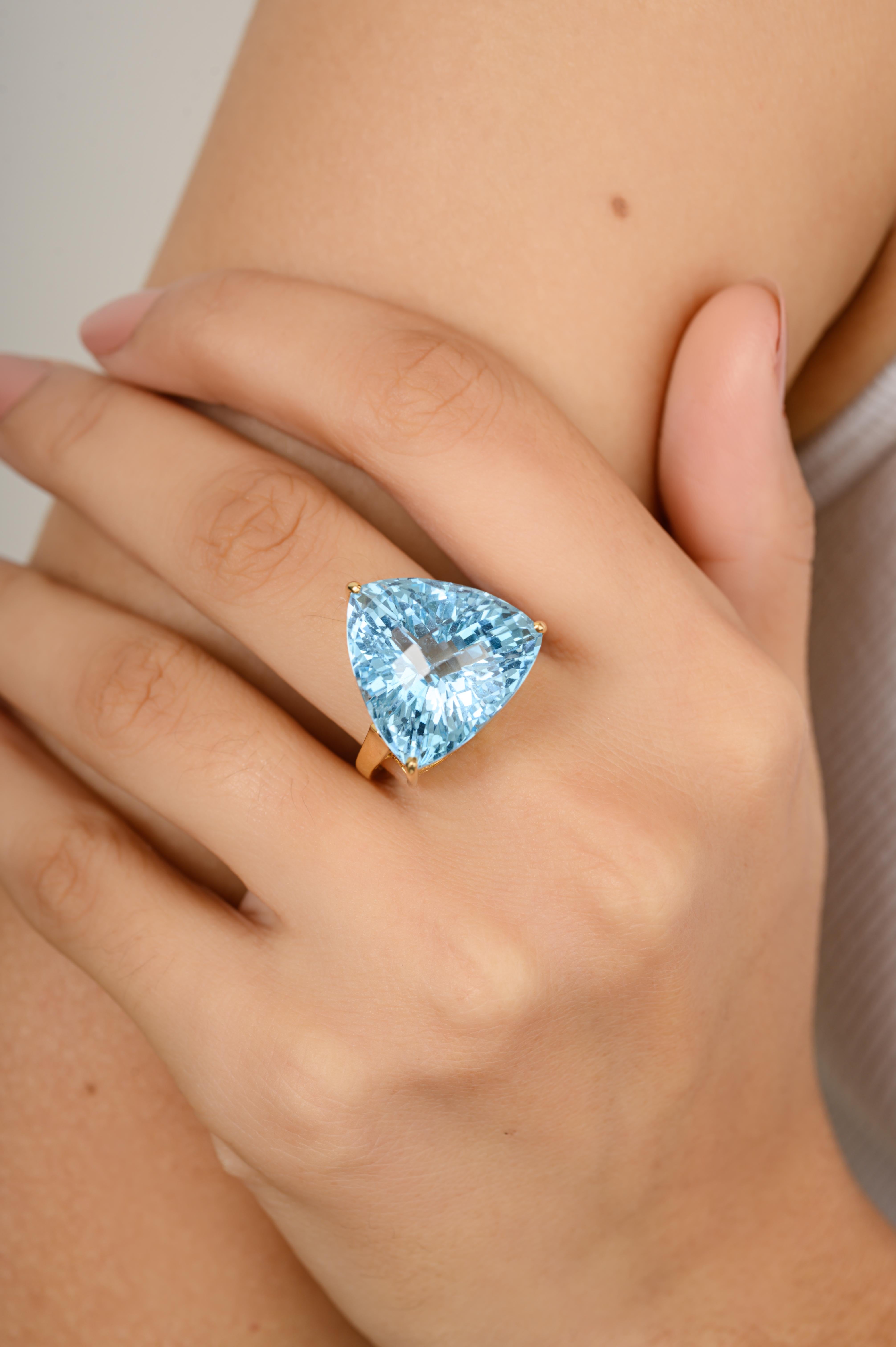En vente :  Bague cocktail royale pour mère en or jaune 18 carats avec topaze bleue trillion de 23,08 carats 6