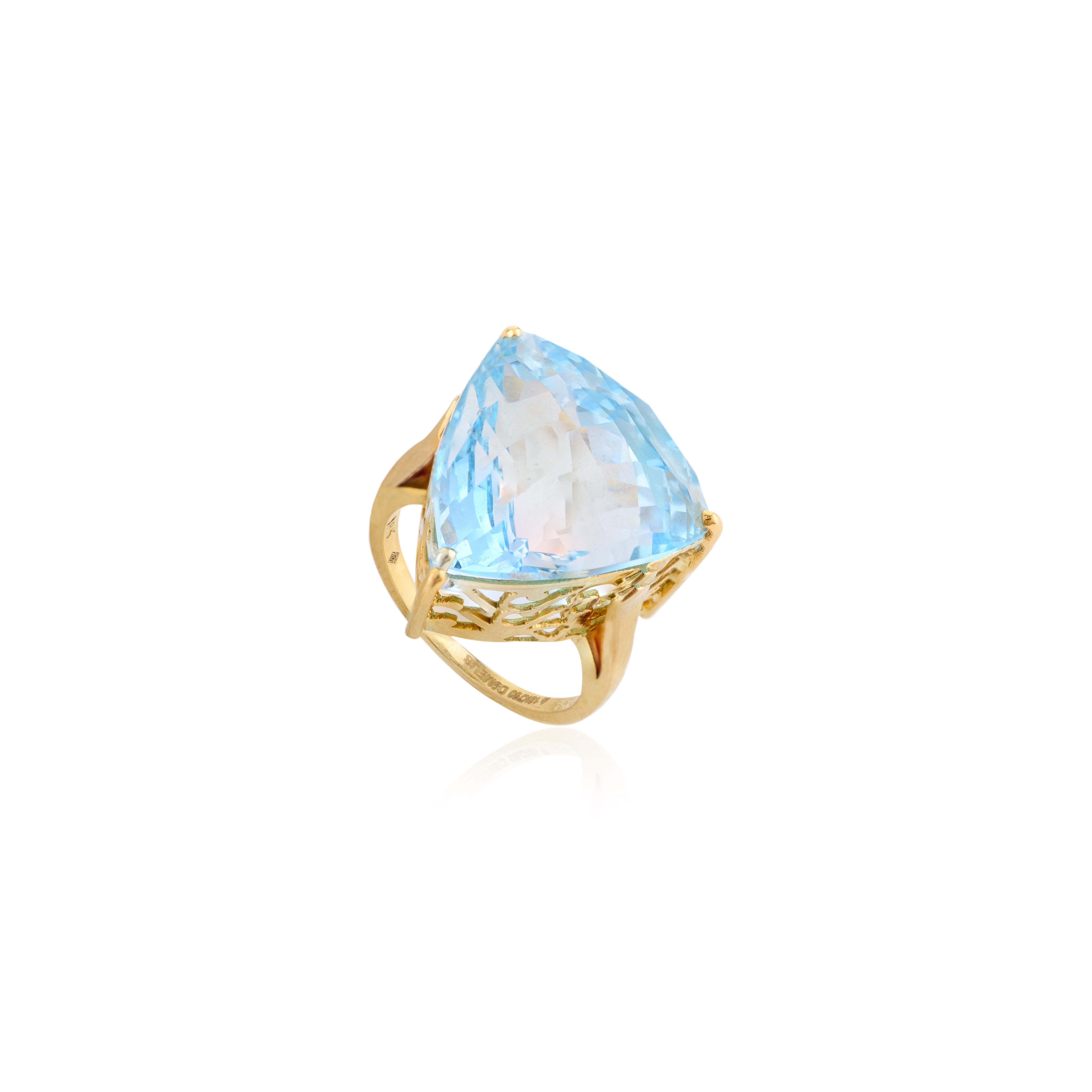 En vente :  Bague cocktail royale pour mère en or jaune 18 carats avec topaze bleue trillion de 23,08 carats 9