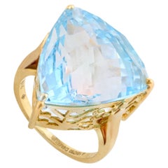 23.08 Karat Trillion Blauer Topas Regaler Cocktailring für Mutter aus 18 Karat Gelbgold