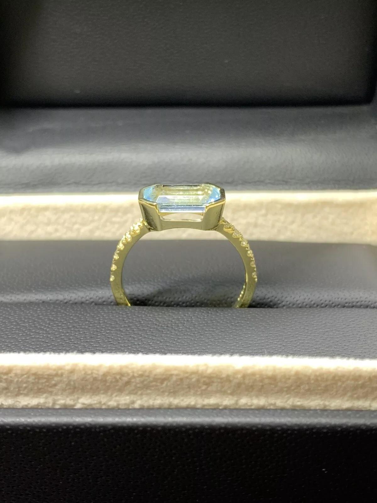 2.30ct Aquamarine and Diamonds engagement ring in 18k yellow gold. In New Condition For Sale In London, GB