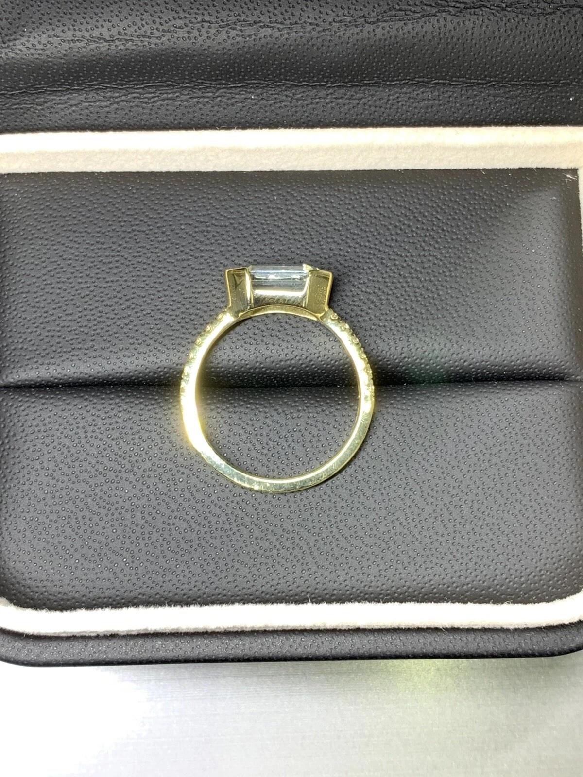 Women's or Men's 2.30ct Aquamarine and Diamonds engagement ring in 18k yellow gold. For Sale