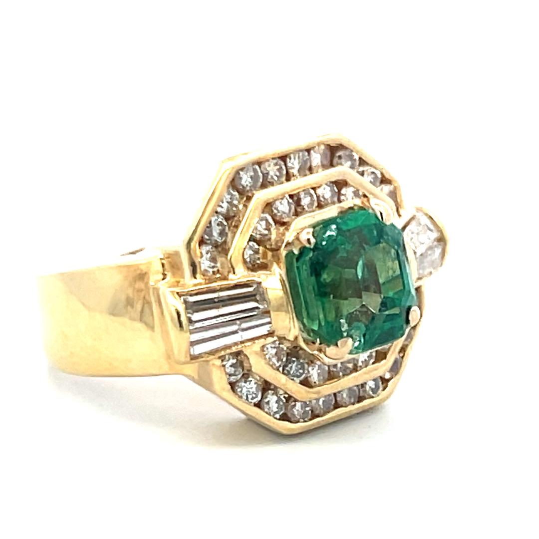 Bague cocktail Art déco en or jaune 18 carats 2,30 carats d'émeraude et 1,40 carats de diamant en vente 3