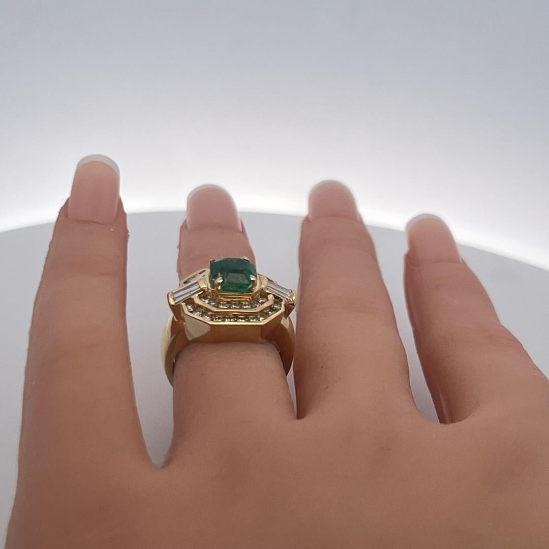 Bague cocktail Art déco en or jaune 18 carats 2,30 carats d'émeraude et 1,40 carats de diamant en vente 4