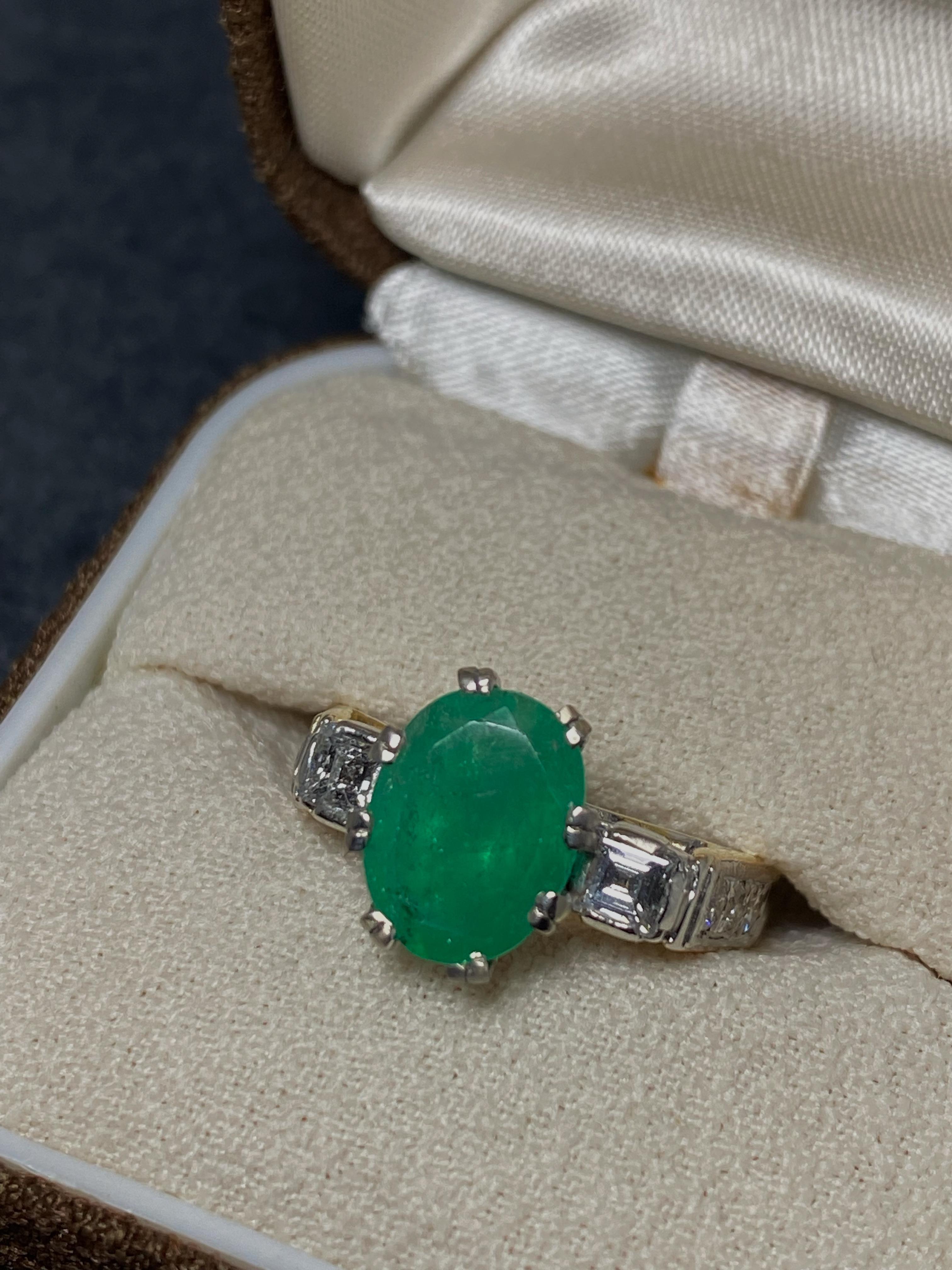 2.30ct Natural Colombian Emerald & 0.65ct Diamond Ring in 18K Yellow Gold & Plat In Excellent Condition For Sale In MELBOURNE, AU