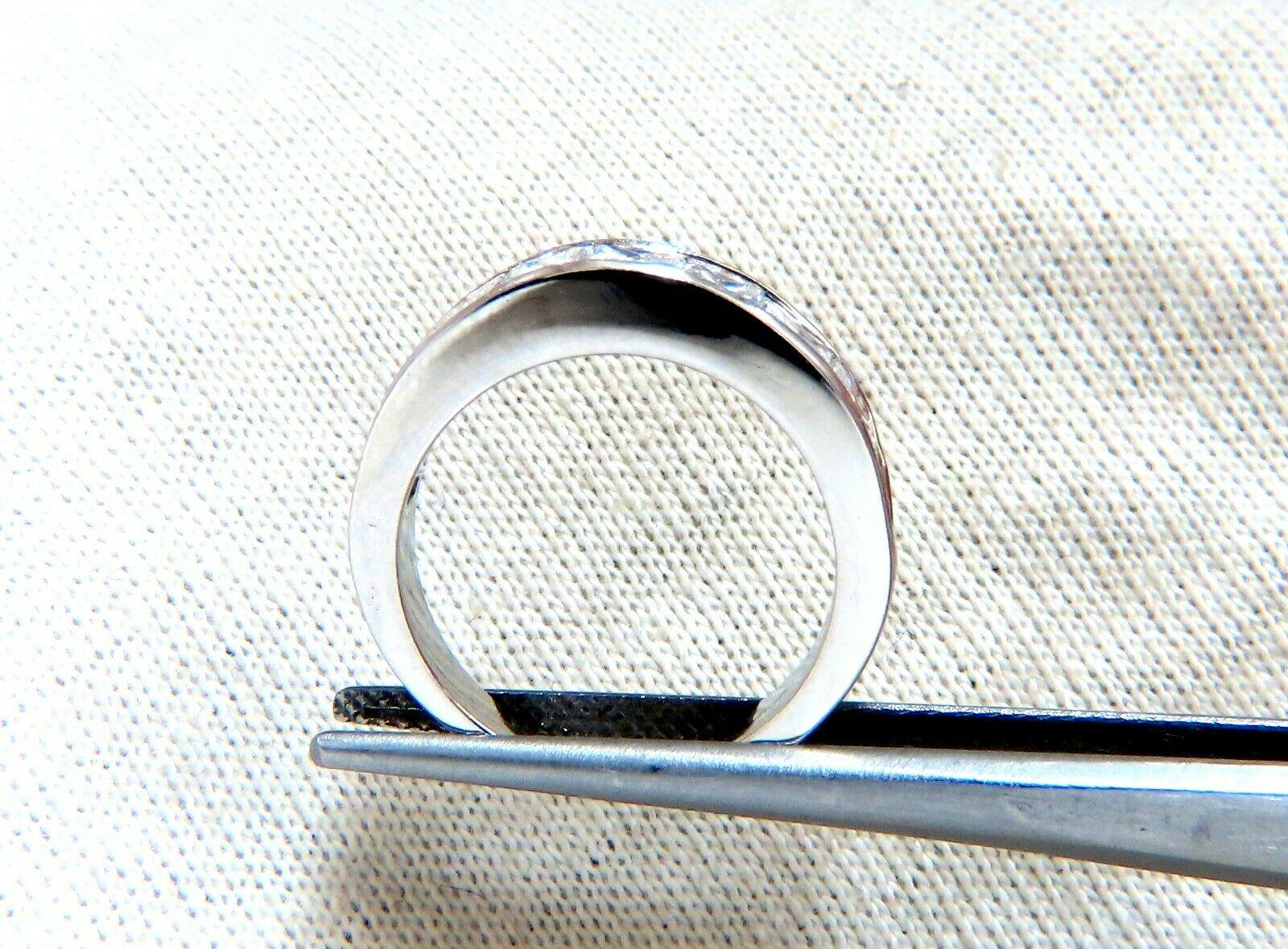 2.30ct. Natürliche Diamanten im Prinzessinnenschliff Band 
H Farbe / Vs-2 Klarheit


Kanal-Set

8.6 Gramm
Größe 6,75 und kann die Größe ändern.


5.3mm dick

3.9mm Tiefe


Platin 
 $9500 Begleitende Schätzung