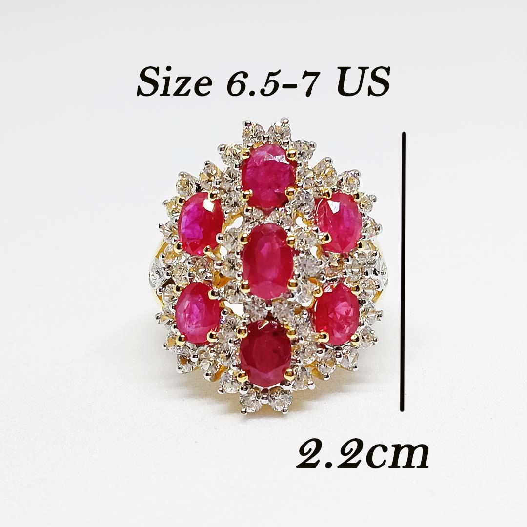 Rubí madagasca oval 4x3 mm. 2,30 cts 7 uds.
Circón blanco 1,8 mm. 52 unid.
Plata de ley sobre chapado en oro de 18 K.

Talla Anillo 6.5-7 US.


