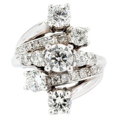 Bague grappe de diamants gradués de 2,30 ctw en or blanc
