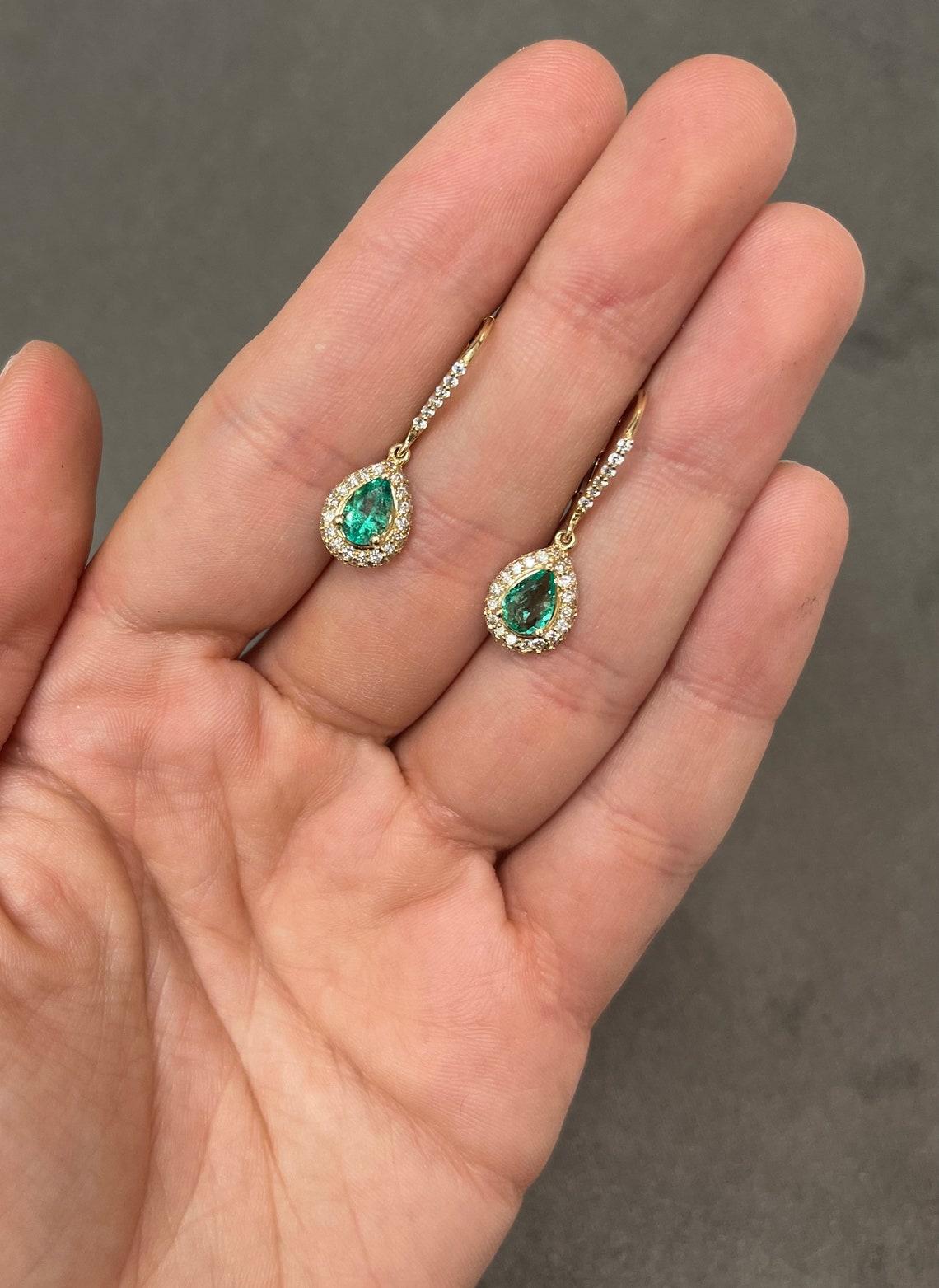 Paire de boucles d'oreilles simples en or jaune 14 carats, ornées de diamants taillés en poire et pavés. Cette paire de boucles d'oreilles chic à levier présente des émeraudes vertes et naturelles de Colombie. Les émeraudes ont une belle clarté à