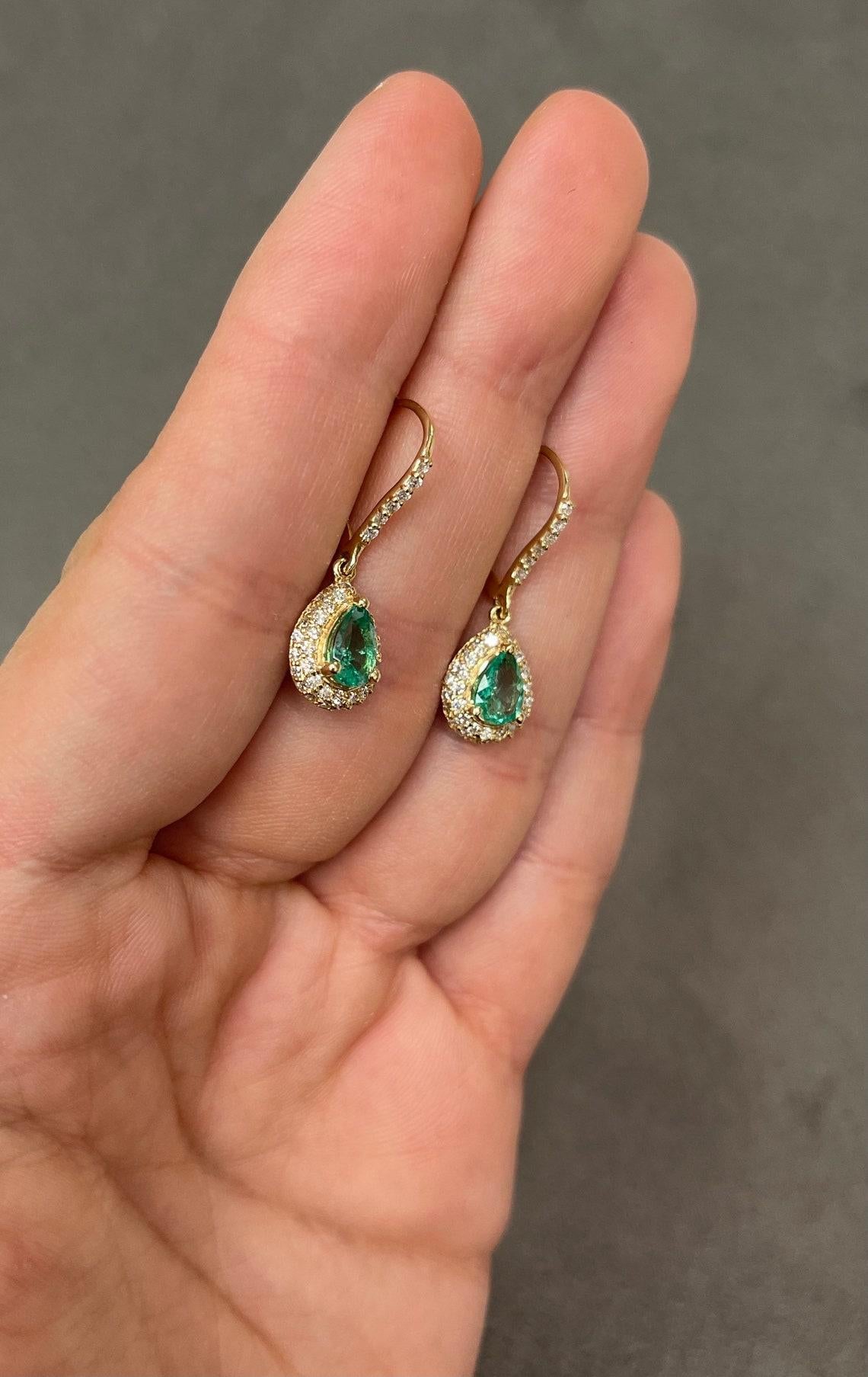 Moderne Boucles d'oreilles à poire en 14K avec émeraudes et diamants 2.50tcw (Leverback) en vente