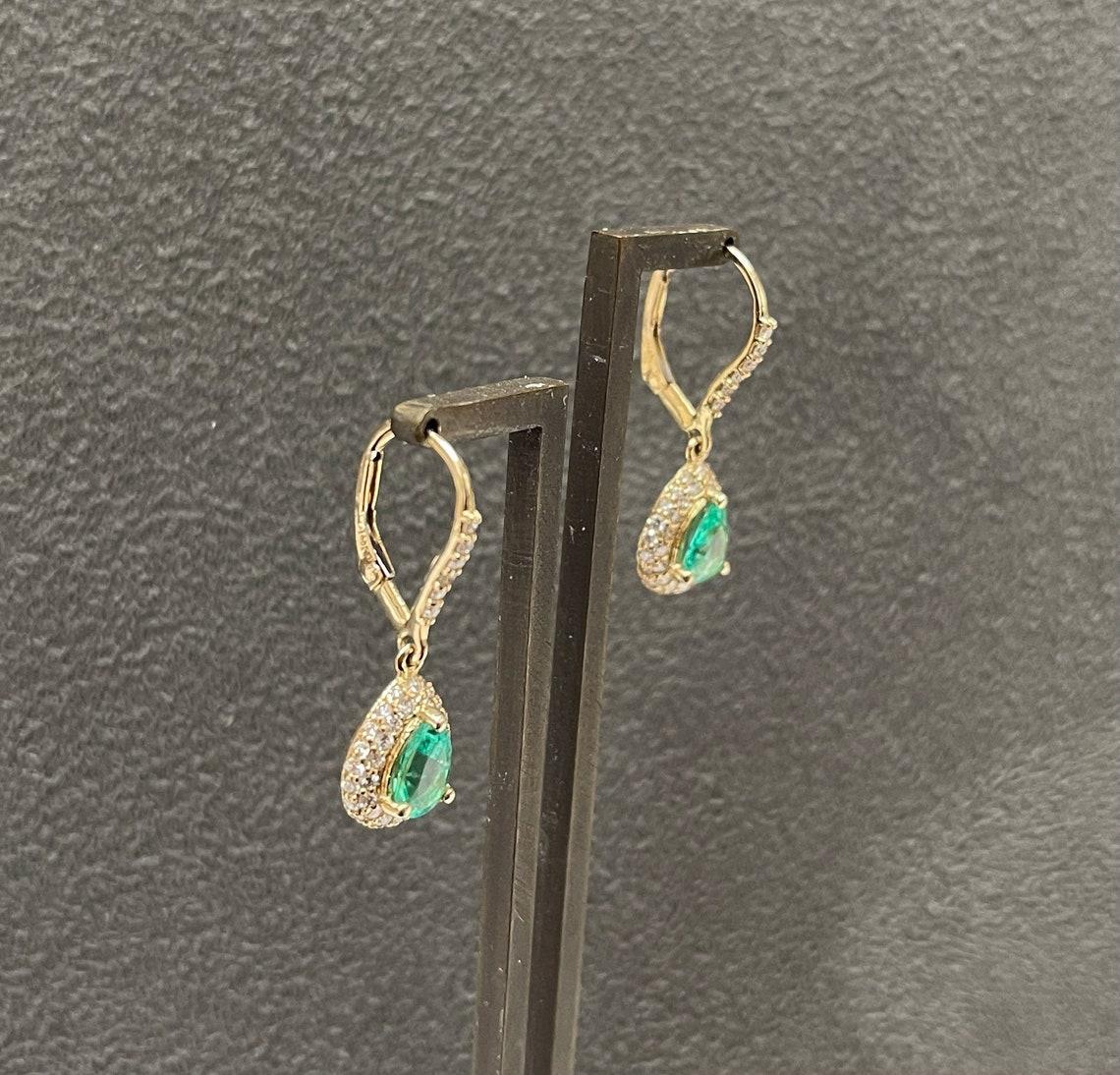 Boucles d'oreilles à poire en 14K avec émeraudes et diamants 2.50tcw (Leverback) Pour femmes en vente