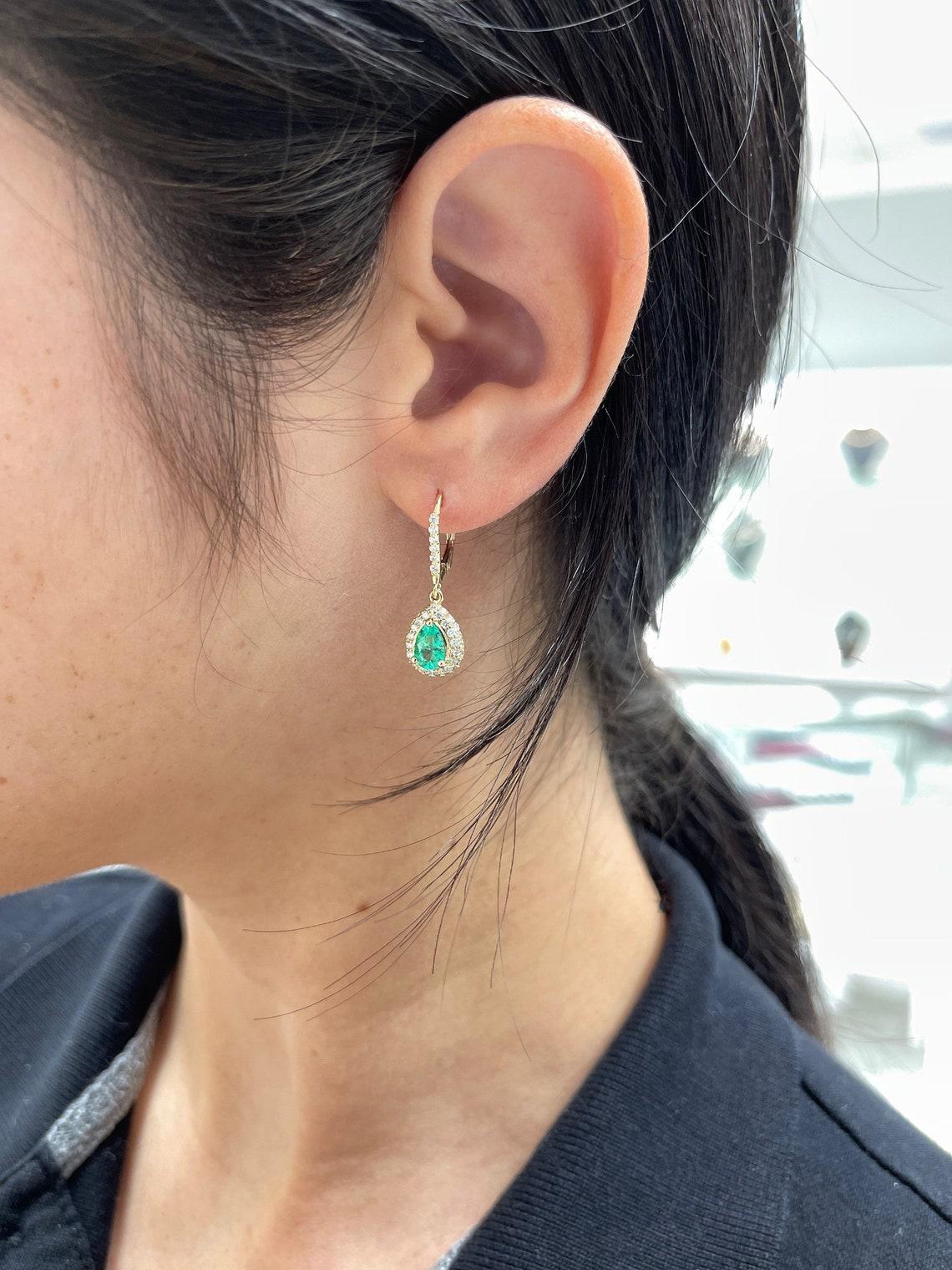 Boucles d'oreilles à poire en 14K avec émeraudes et diamants 2.50tcw (Leverback) en vente 1