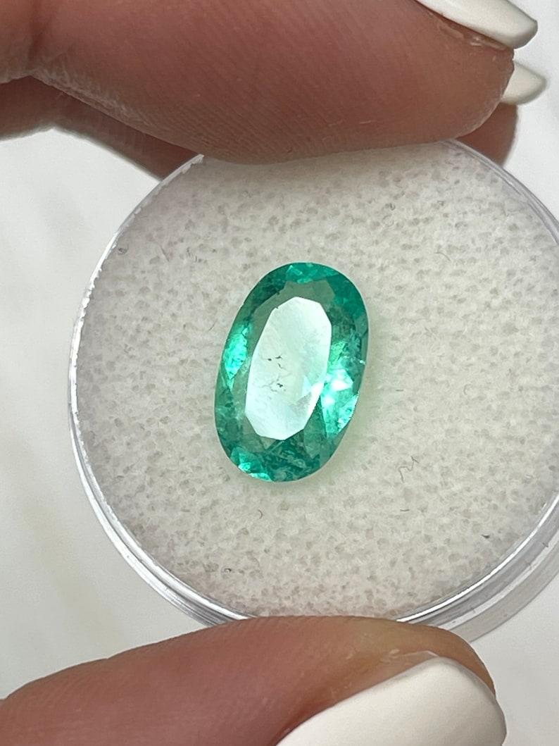 2.31 Carat 12x7.5 Elongated Green Colombian Emerald - Oval Cut May Gemstone Moderno en venta