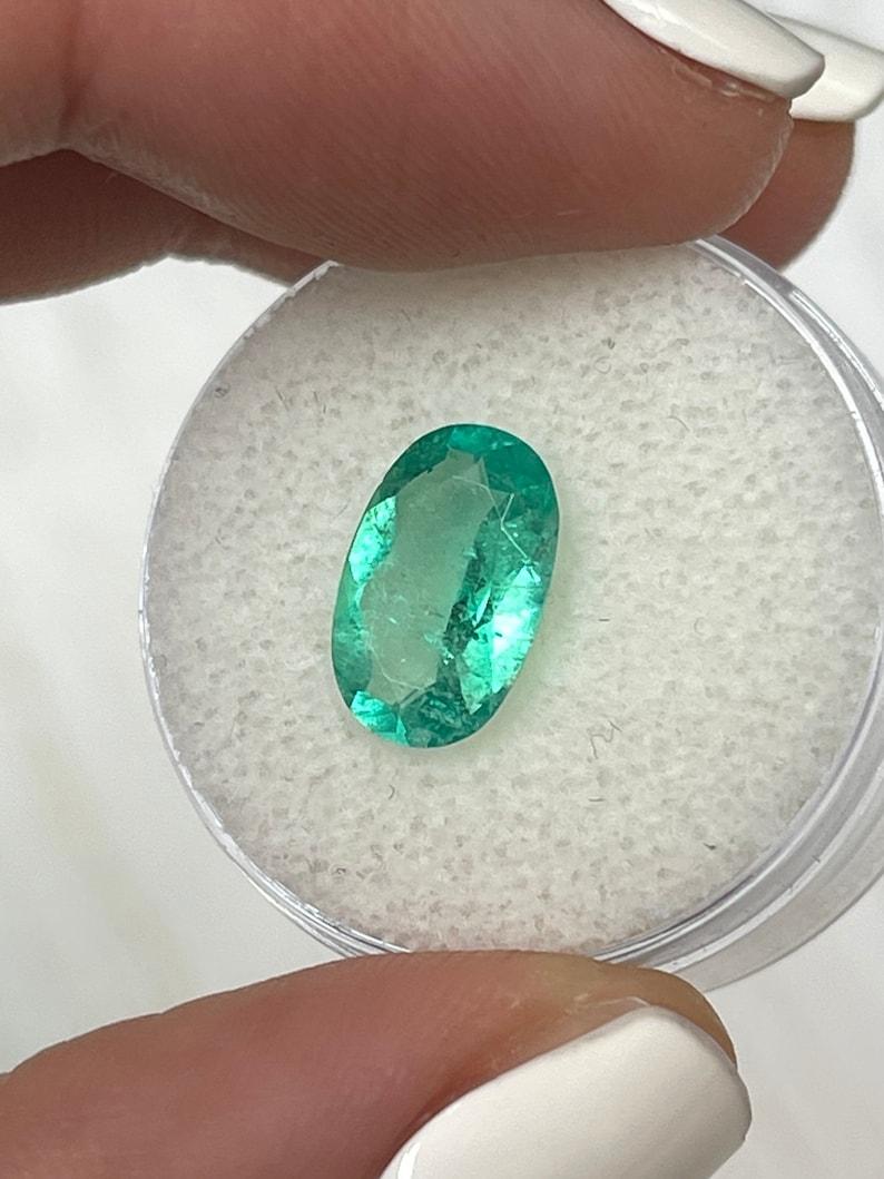 2.31 Carat 12x7.5 Elongated Green Colombian Emerald - Oval Cut May Gemstone Corte oval en venta