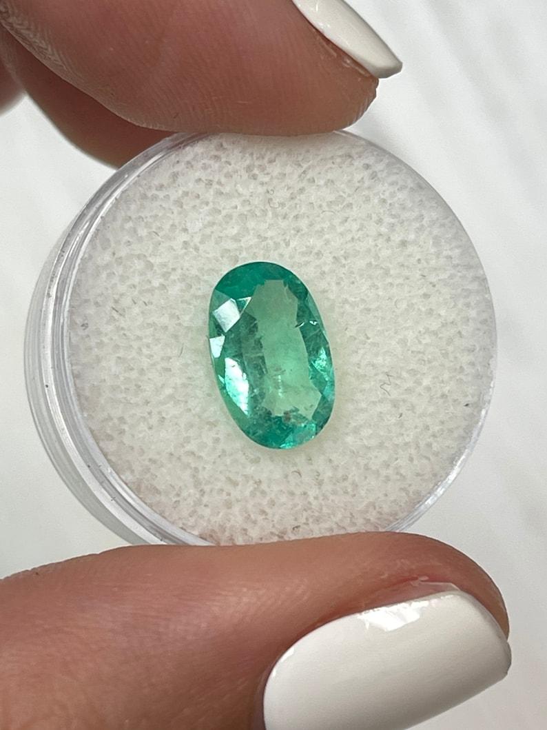 Femenino o masculino 2.31 Carat 12x7.5 Elongated Green Colombian Emerald - Oval Cut May Gemstone en venta
