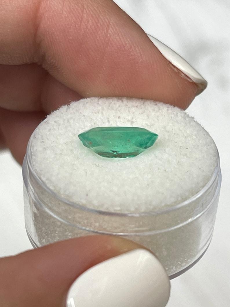 2.31 Carat 12x7.5 Elongated Green Colombian Emerald - Oval Cut May Gemstone en venta 2