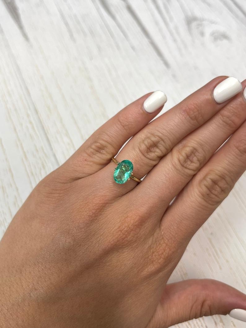 2.31 Carat 12x7.5 Elongated Green Colombian Emerald - Oval Cut May Gemstone en venta 3