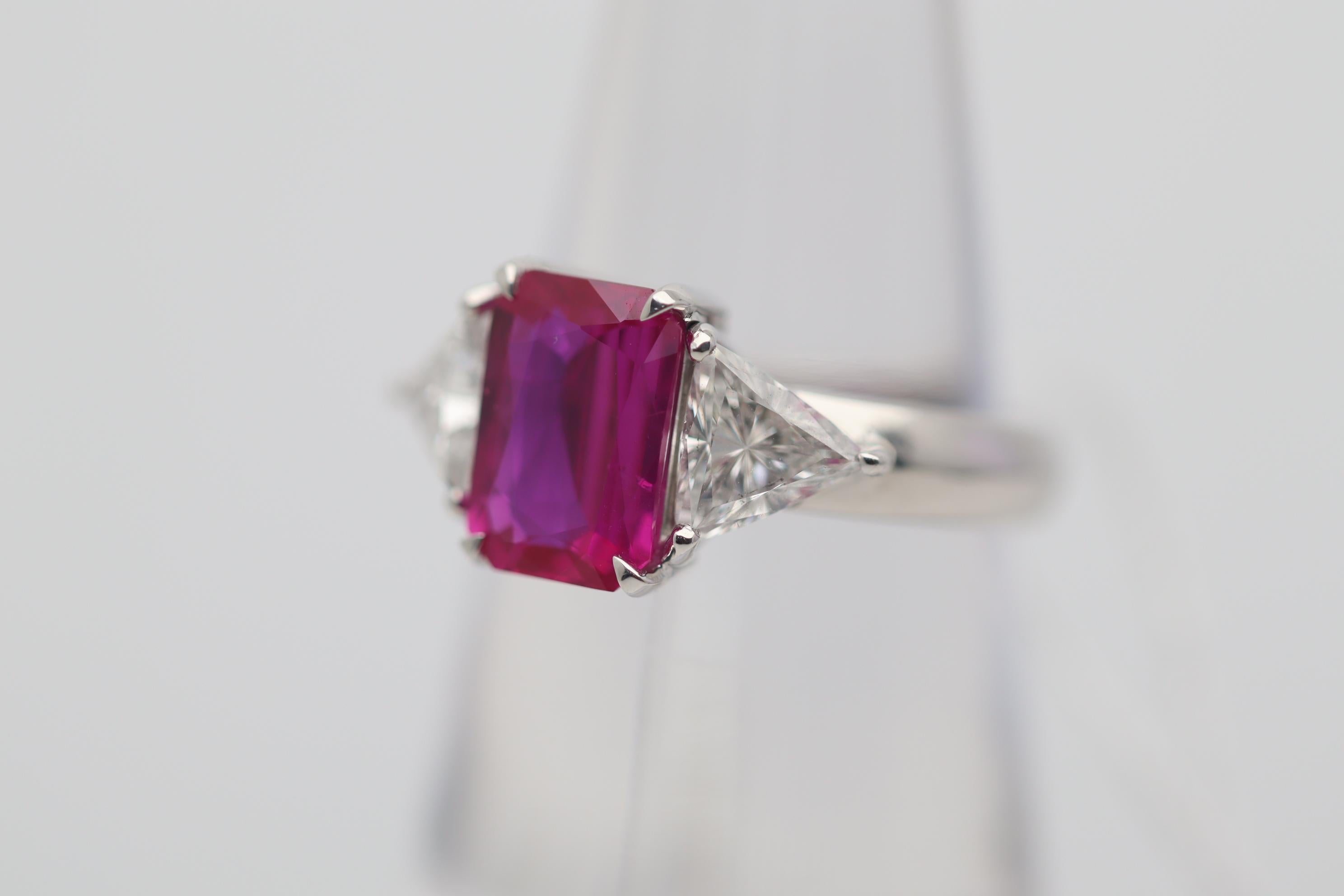 Bague à 3 pierres en platine avec rubis de Birmanie de 2,31 carats et diamants, certifiée GIA Neuf - En vente à Beverly Hills, CA