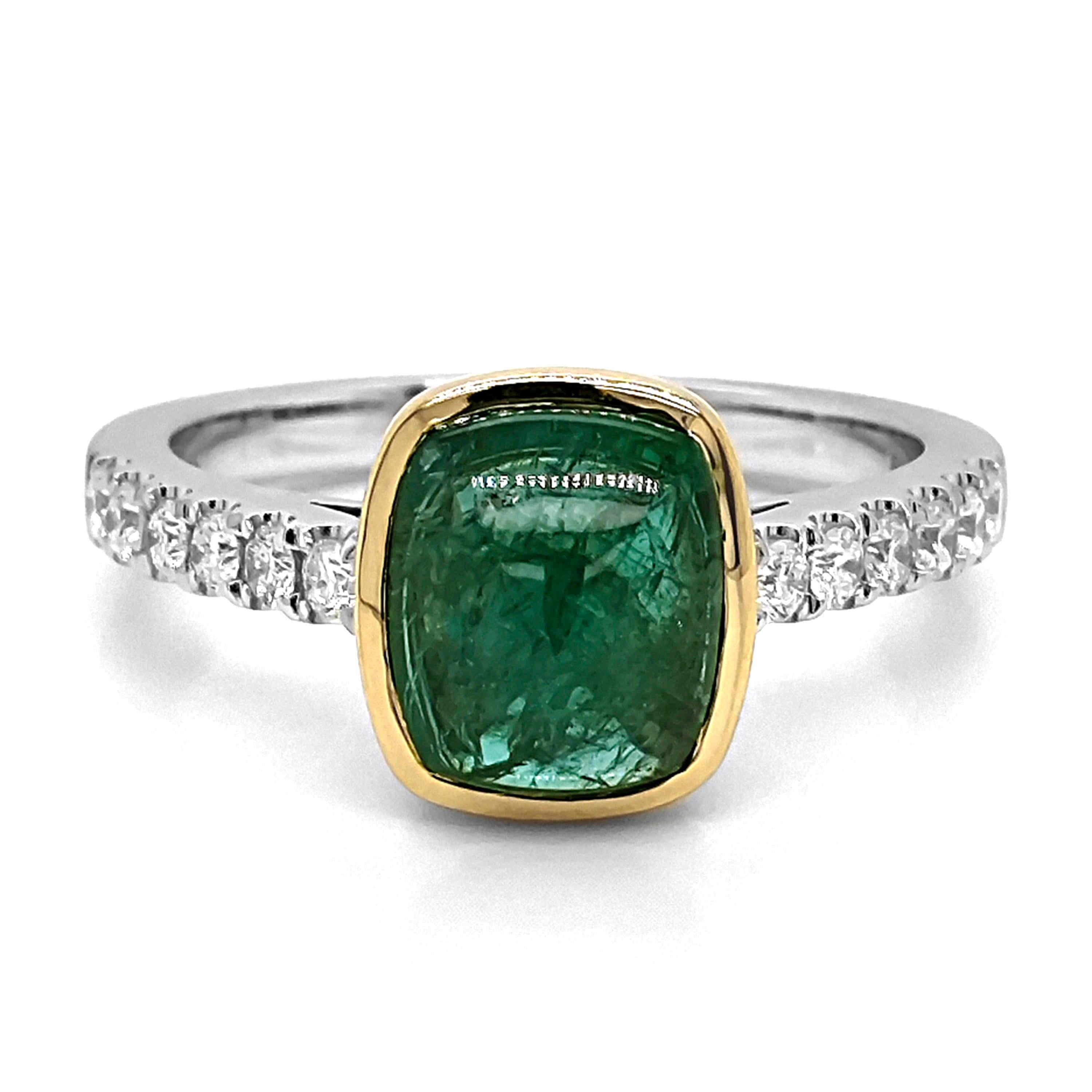 Ring aus Weiß- und Gelbgold mit 2.31 Karat Smaragd und weißem Diamant (Kegel-Cabochon) im Angebot