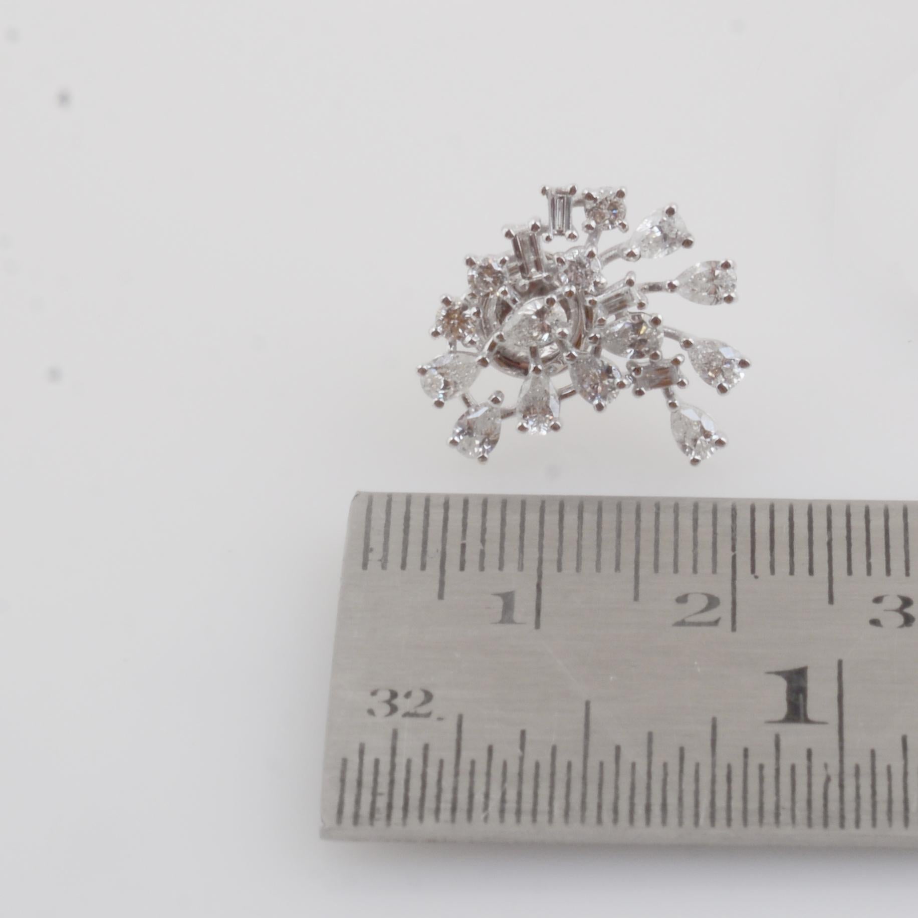 Taglio baguette Orecchini a pera con diamante baguette da 2,31 carati in oro bianco massiccio 18k Gioielli di pregio in vendita
