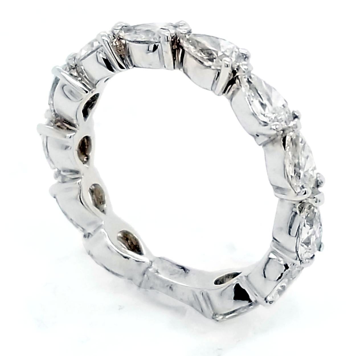Bague éternité en or 18 carats avec diamant poire brillant de 2,31 carats Neuf - En vente à Los Angeles, CA