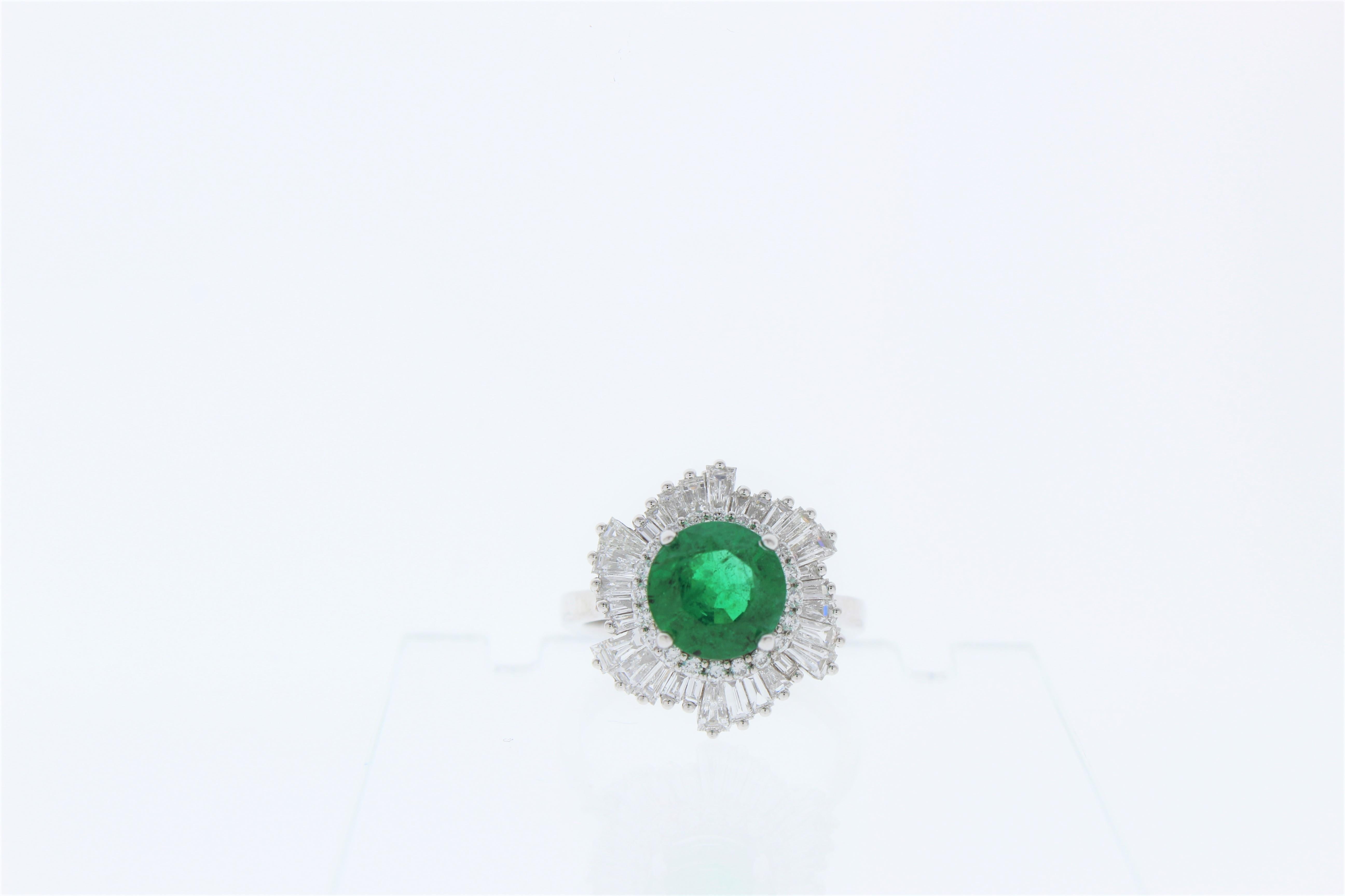Sieh dir diese Schönheit an! Dieser atemberaubende Ring mit grünem Smaragd und Diamanten ist schlicht im Design, aber nicht gewöhnlich in der Farbe. Dieses atemberaubende Schmuckstück ist mit einem runden 2.31 Karat Smaragd besetzt. Der Smaragd