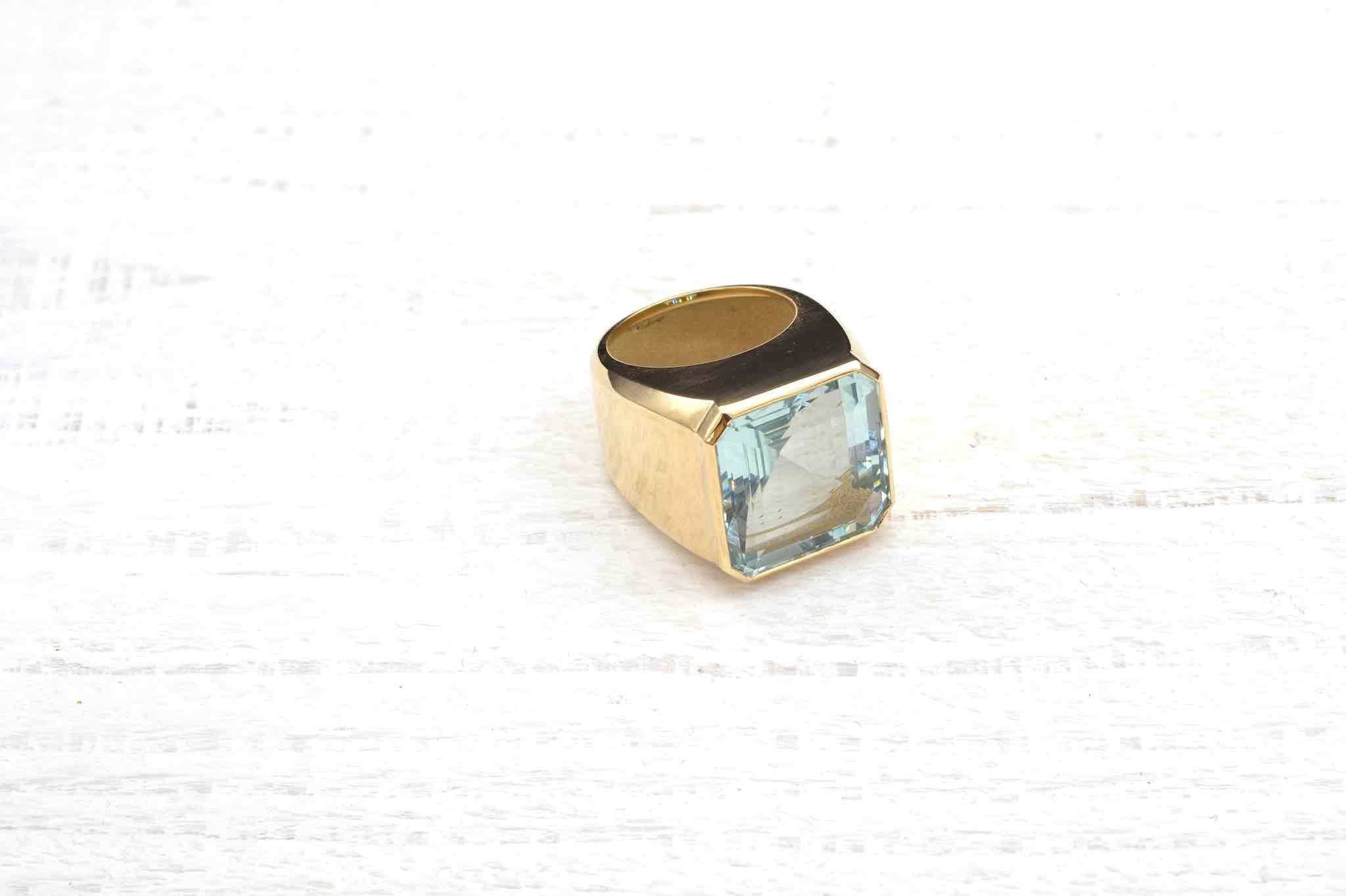 Square Cut 23.10 carats aquamarine ring in 18k gold For Sale