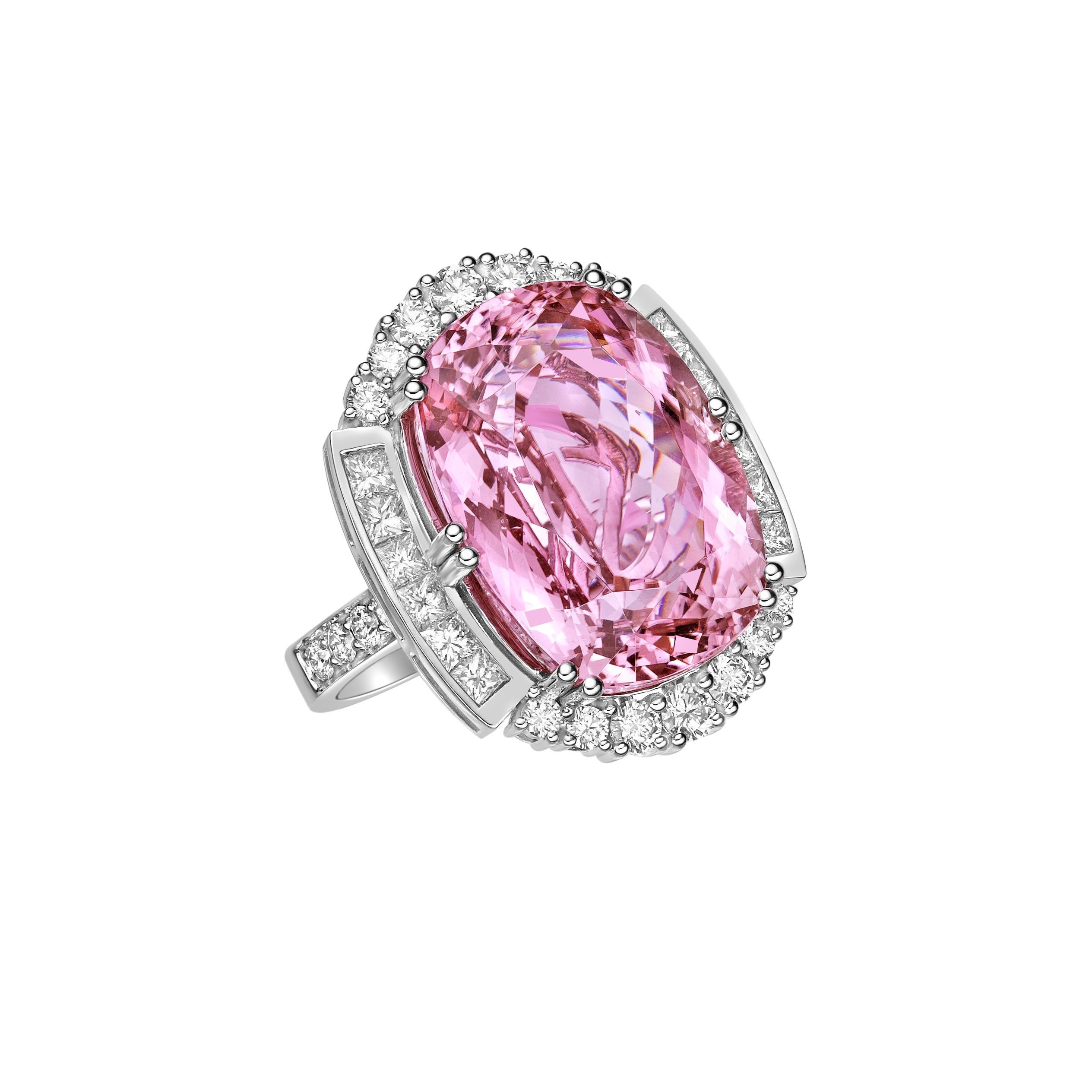 Esta colección presenta un conjunto de Turmalina Rosa con un tono Rosa ¡más fresco imposible! Acentuado con diamantes, este anillo está fabricado en oro blanco y presenta un aspecto clásico pero elegante. 

Anillo de Turmalina Rosa en Oro Blanco de